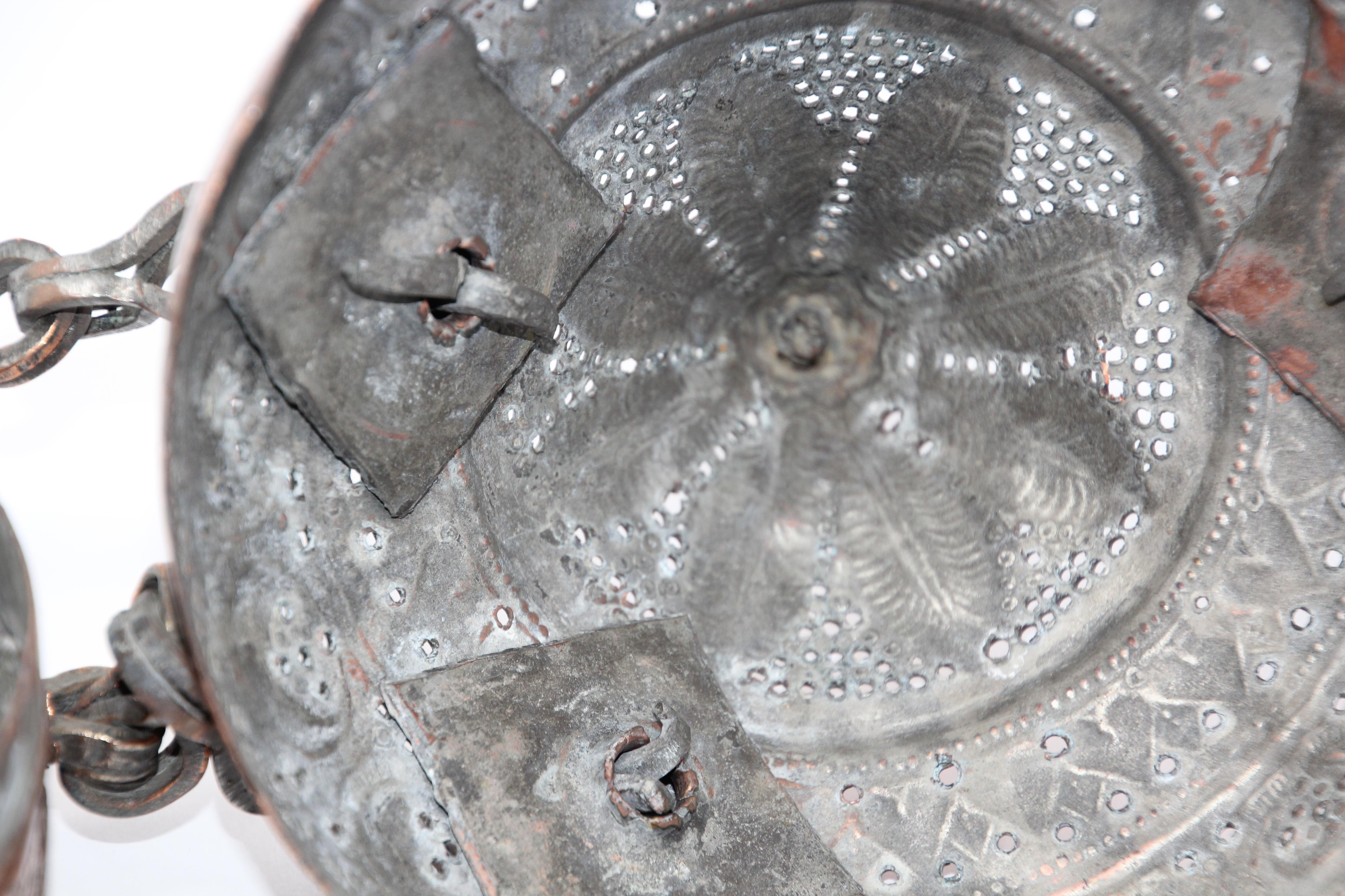 Boîte à égouttoir moghol décorative Rajasthani à couvercle en cuivre avec pointes de chaux Pandan en vente 6
