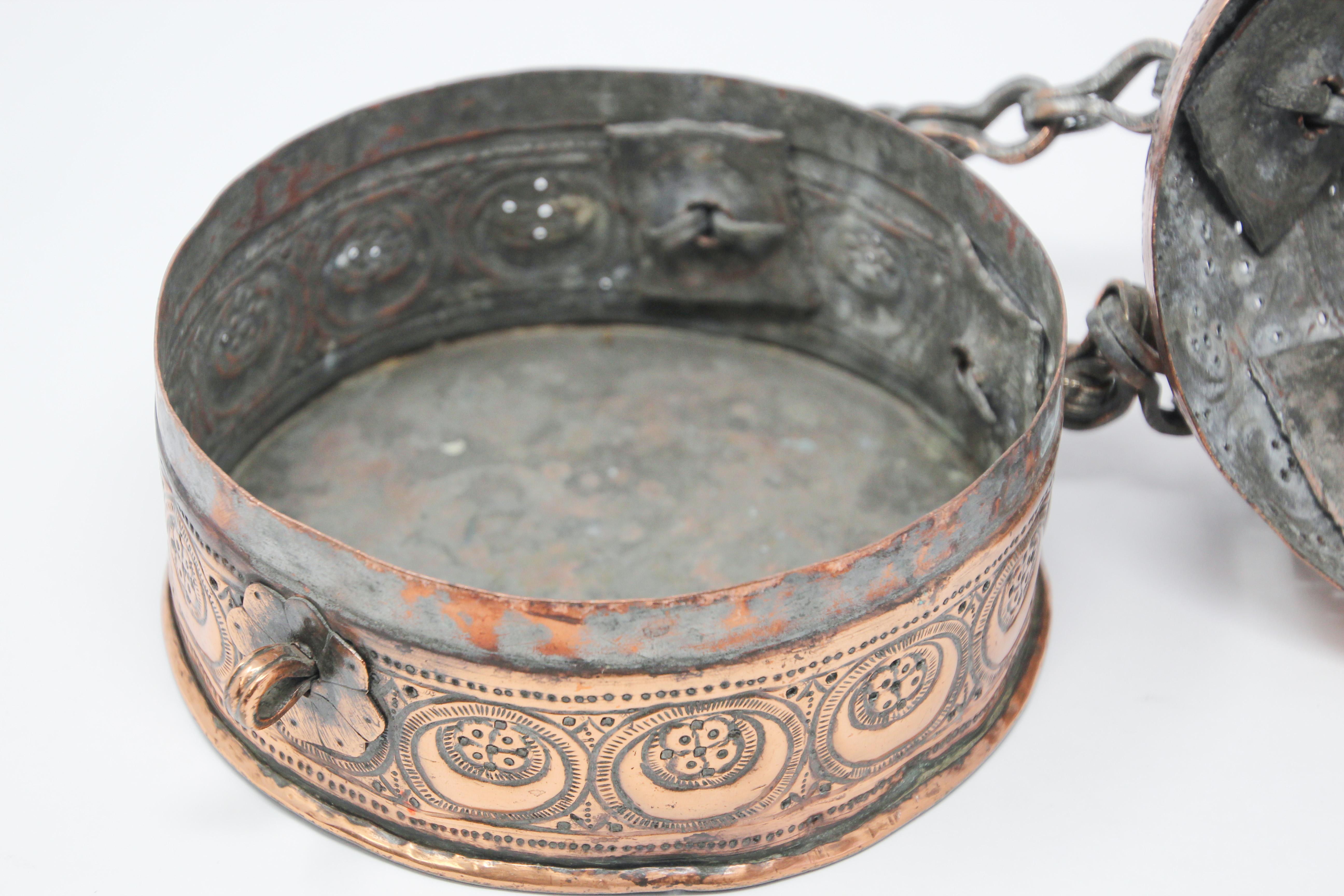 Caja decorativa mogol rajasthani de cobre con tapa para especias betel pandan en venta 8