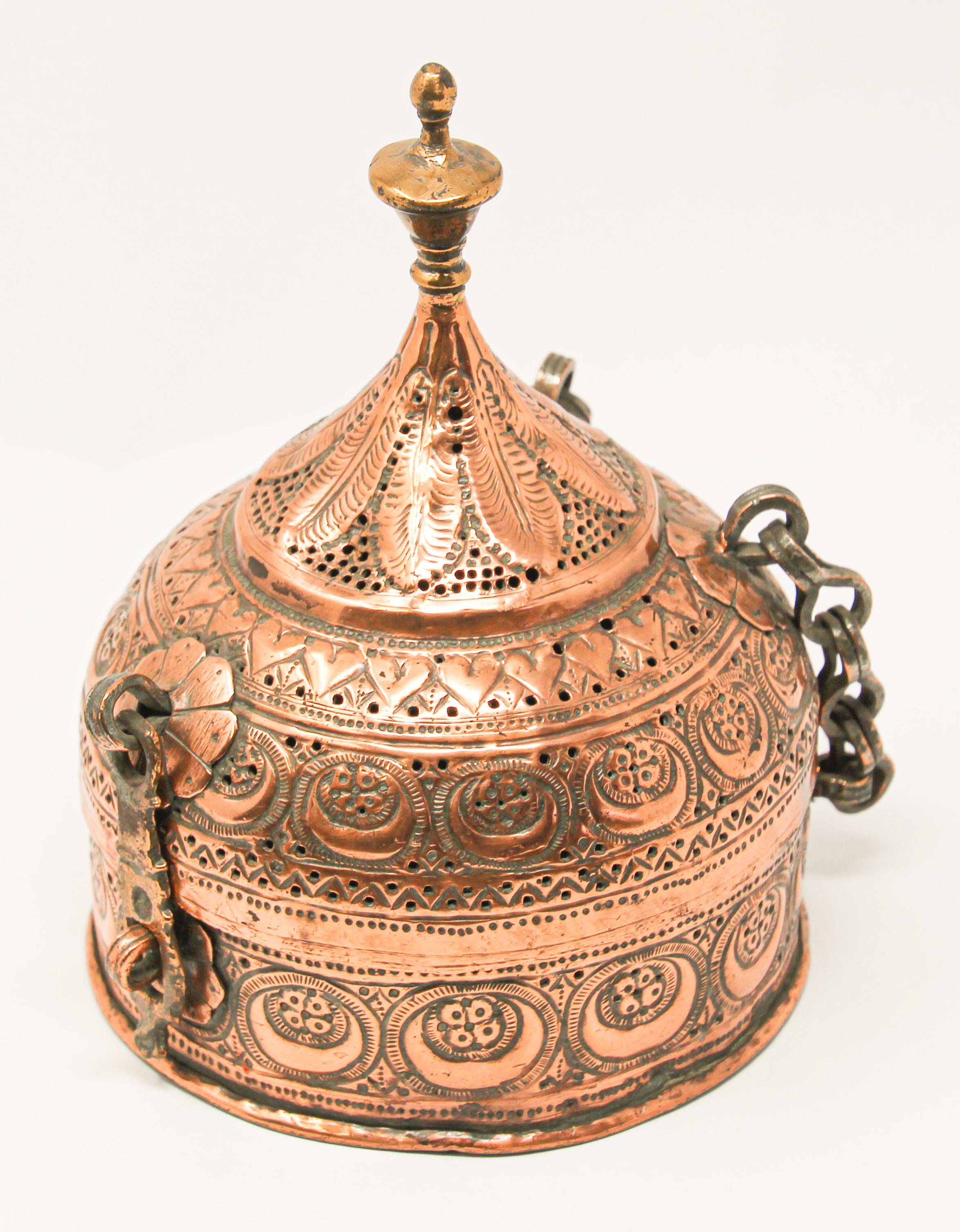 Rajasthani Mughal Decorative Copper Lidded Betel Spice Pandan Caddy Box.
Handcrafted decorative North India round metal Asian copper Mughal Raj, Indian lidded , spice, pandan betel box with latch and a top handle.
Of dome form with lotus-shaped