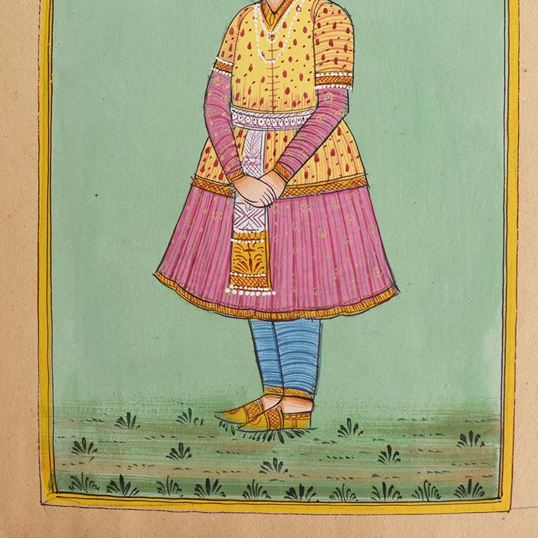 Une fabuleuse pièce d'art populaire peinte à la main en Inde. Cette peinture représente un homme du Rajasthani en tenue traditionnelle. Il porte une robe décorative jaune et rose et se tient sur un fond vert menthe. 

Dimensions :
5.5