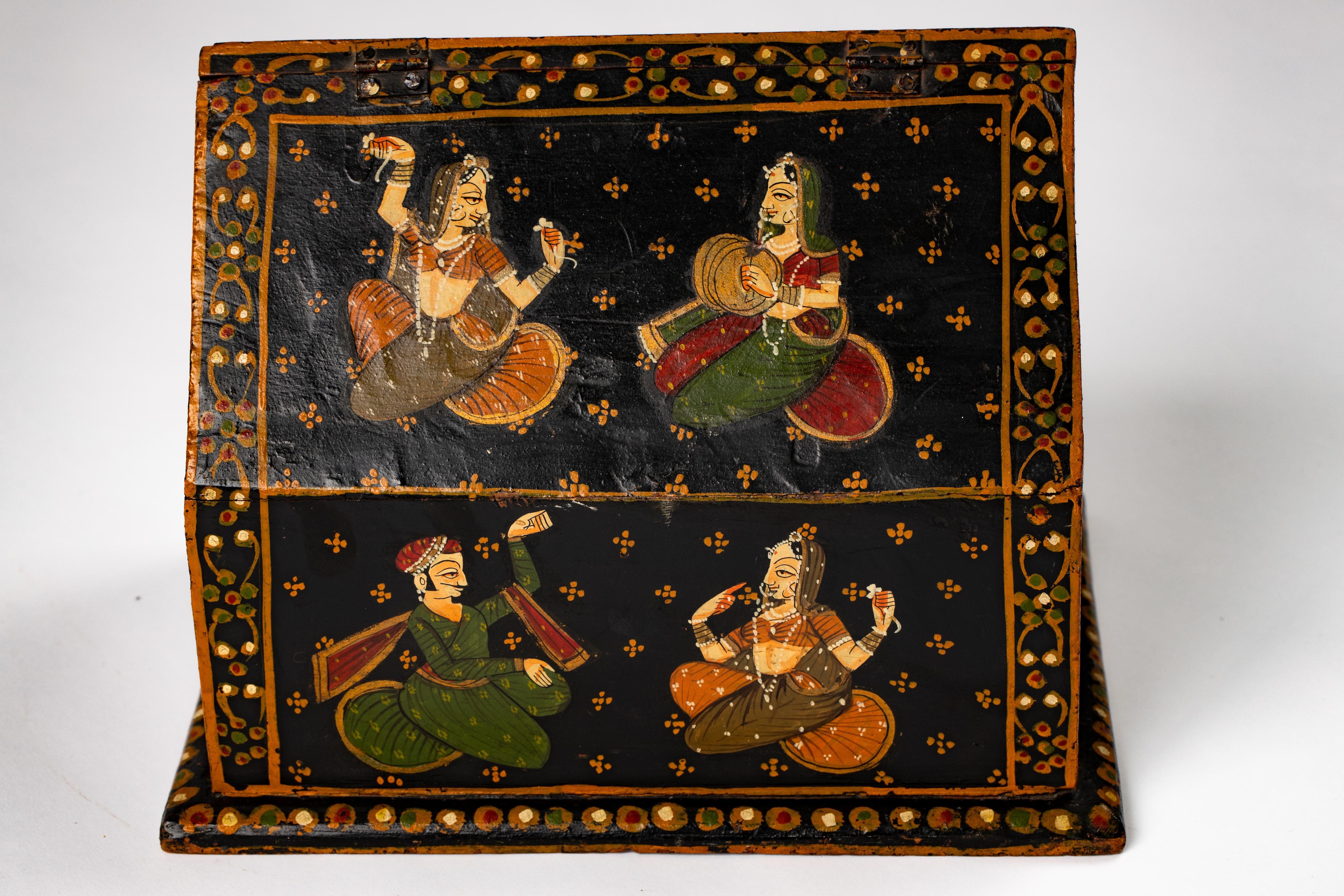 Indischer handbemalter Rajasthani-Schmuckkästchen aus Holz, Dowry-Kasten im Angebot 9