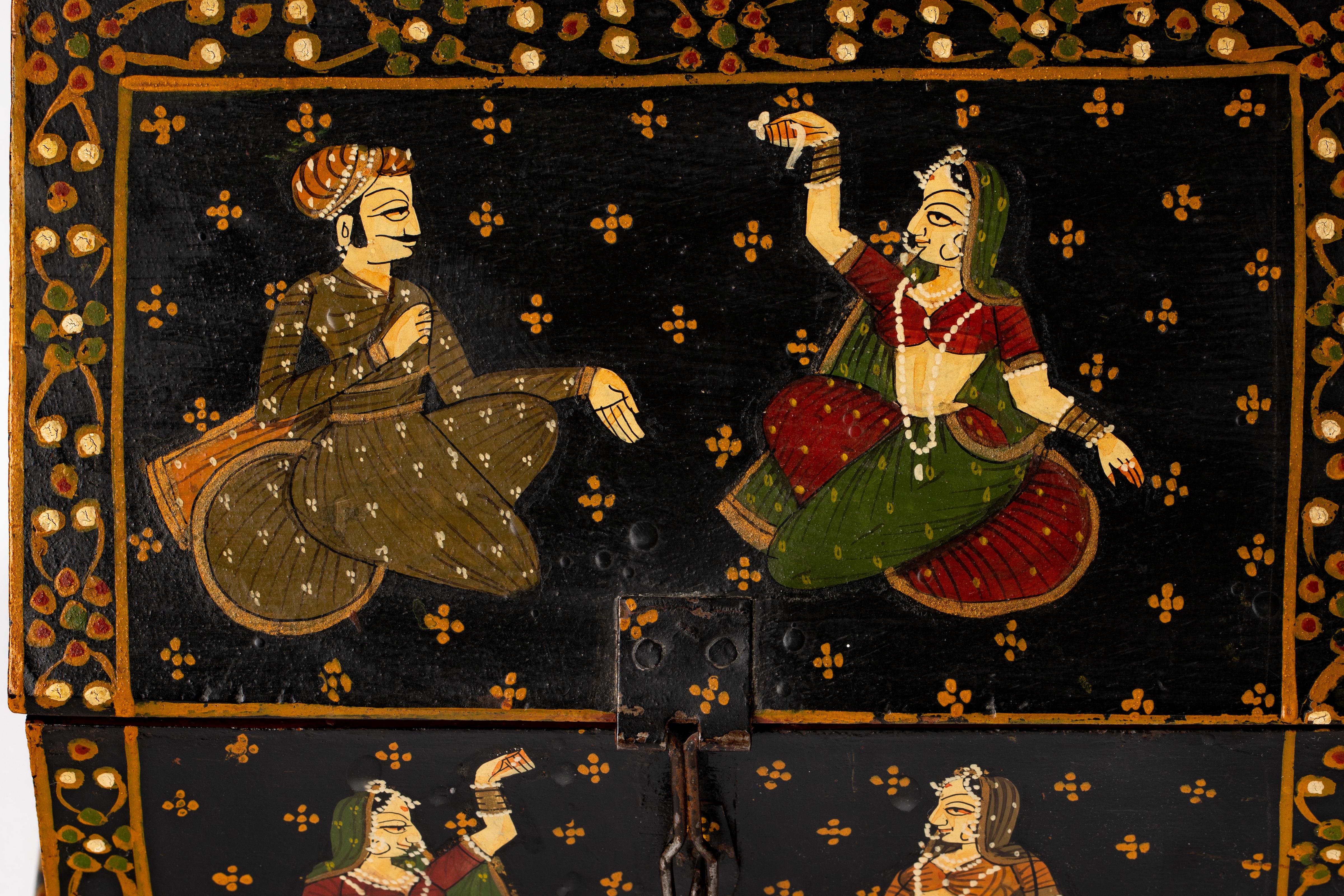 Indischer handbemalter Rajasthani-Schmuckkästchen aus Holz, Dowry-Kasten (Agra) im Angebot