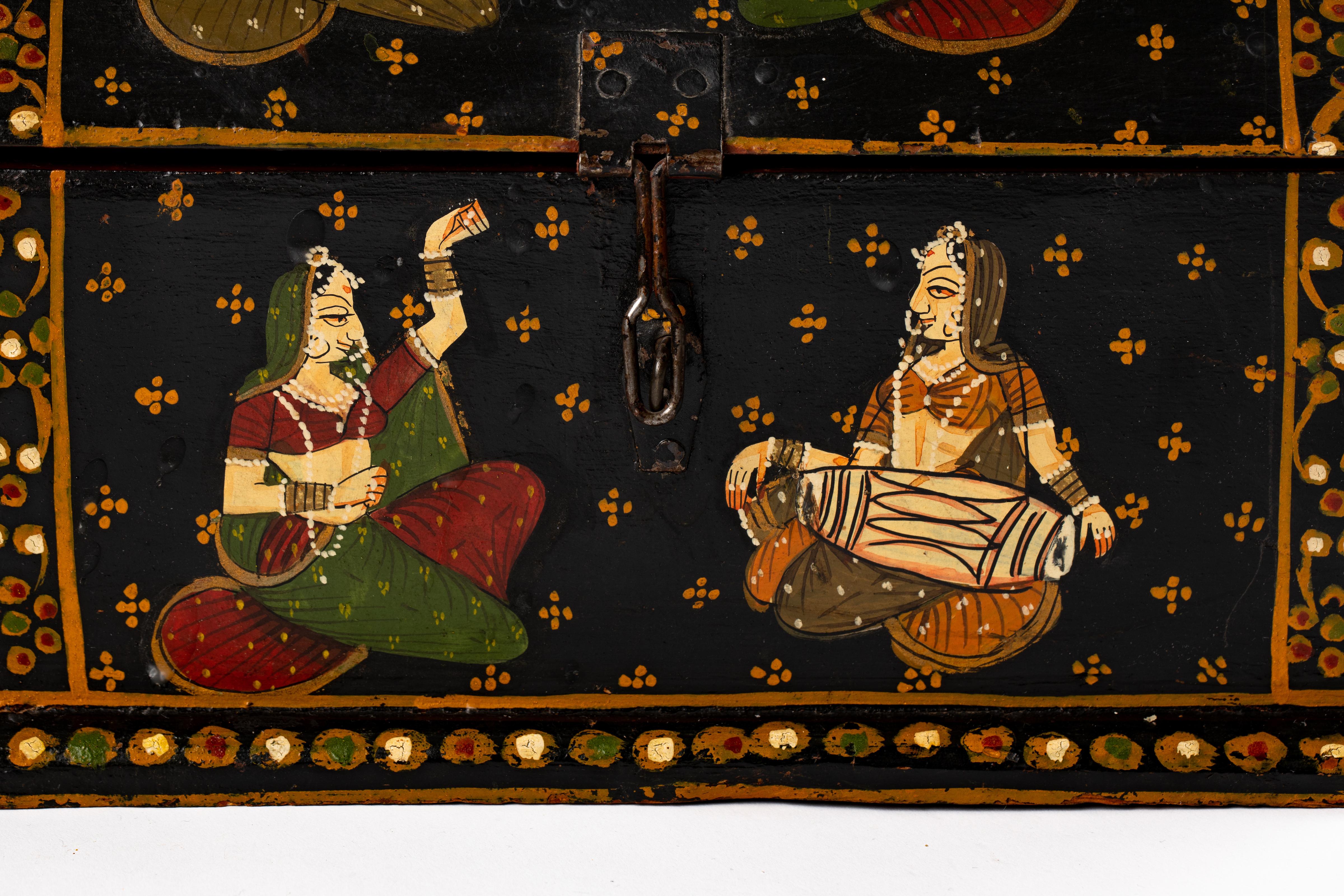 Indischer handbemalter Rajasthani-Schmuckkästchen aus Holz, Dowry-Kasten (20. Jahrhundert) im Angebot