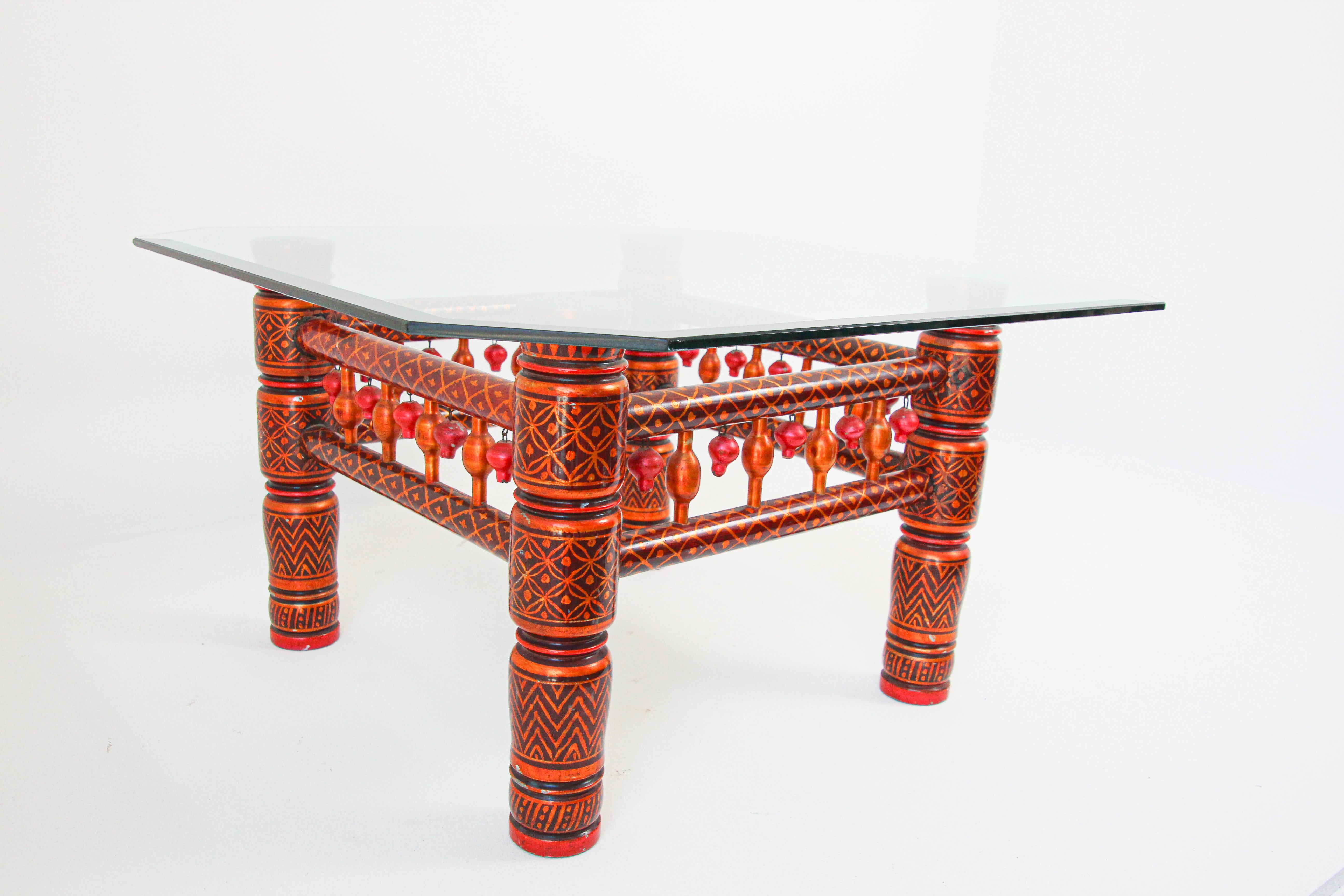 Table basse rouge Rajasthani avec plateau en verre, Inde en vente 5