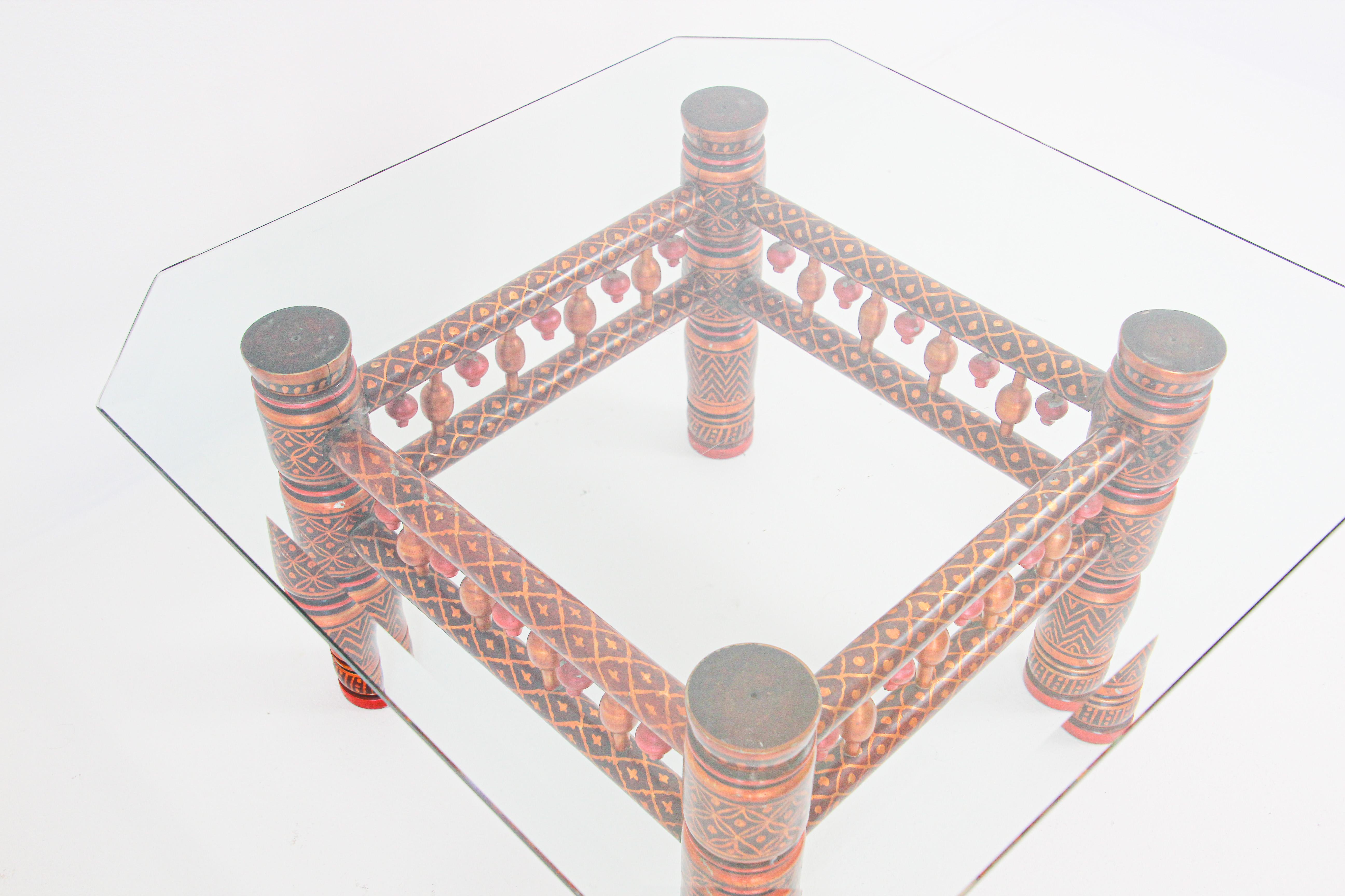 Mesa de centro roja rajastaní con tapa de cristal, India en venta 8