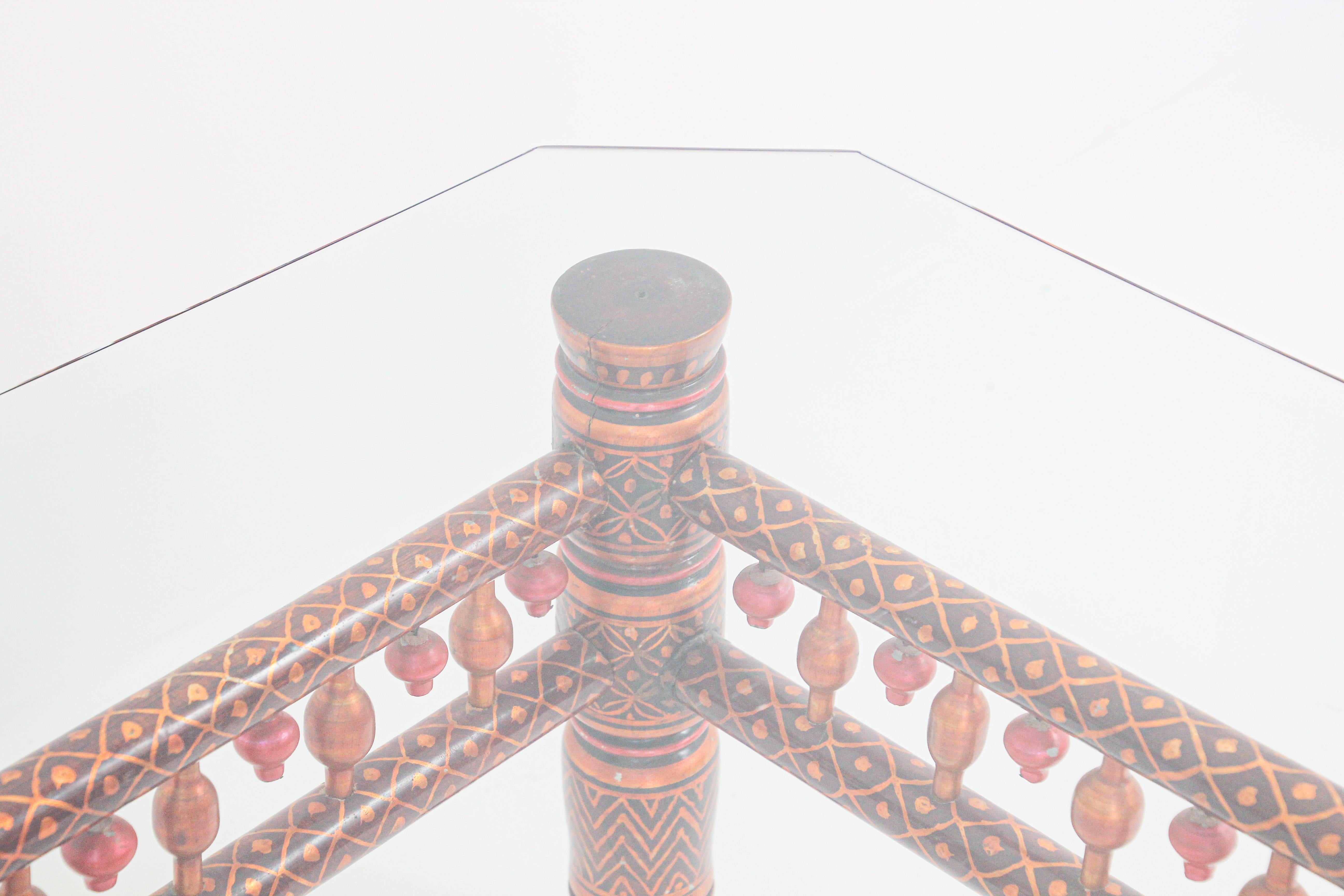 Mesa de centro roja rajastaní con tapa de cristal, India en venta 10