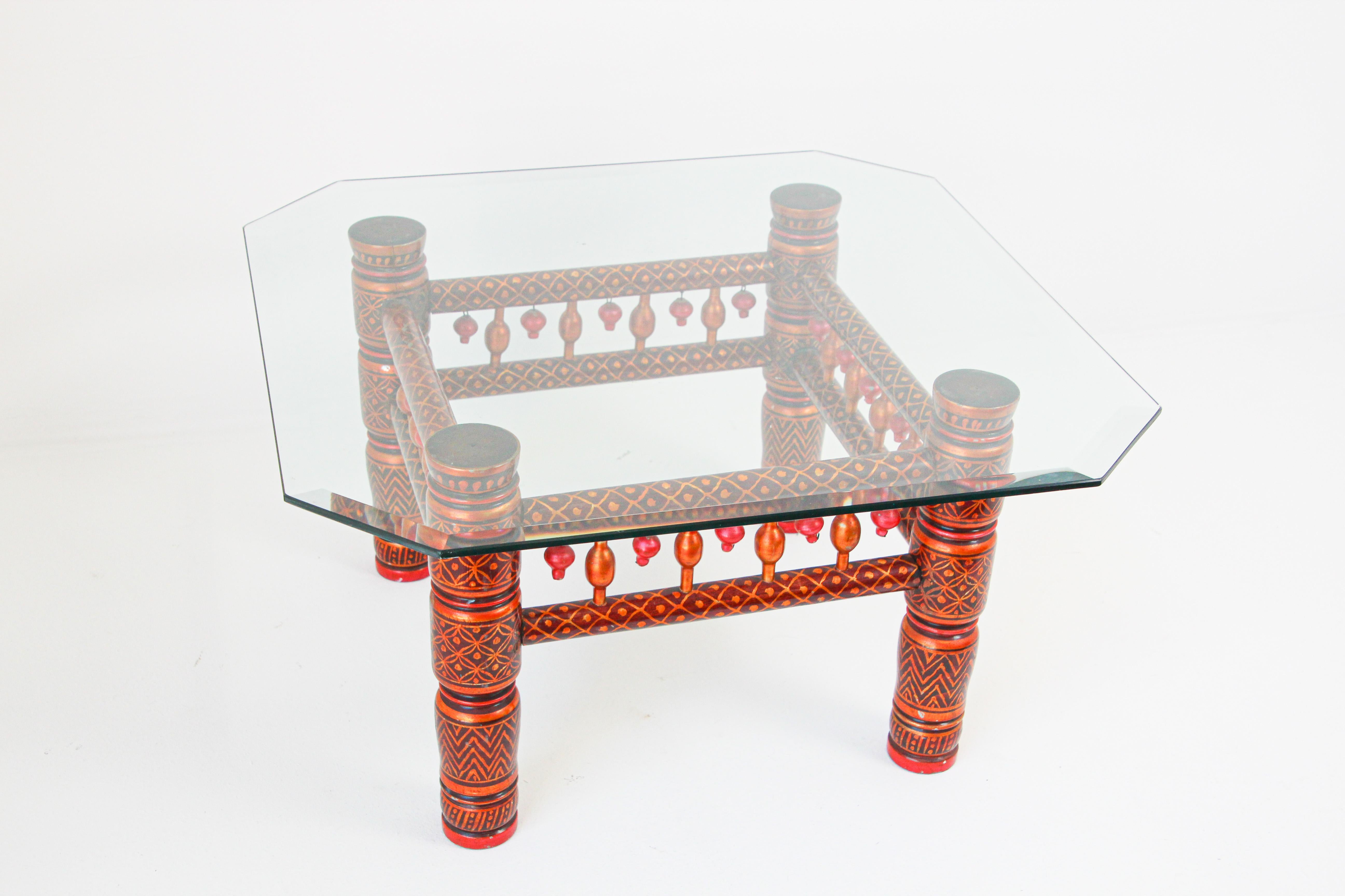 Rajasthani Indien niedriger Tisch mit Glasplatte
Rajasthani Couchtisch oder Beistelltisch in roten und goldenen Farben, mit kleinen Messingglocken.
Ideal für Ihr marokkanisches Zimmer.
Vintage Beistelltisch im Boho-Chic der Jahrhundertmitte,