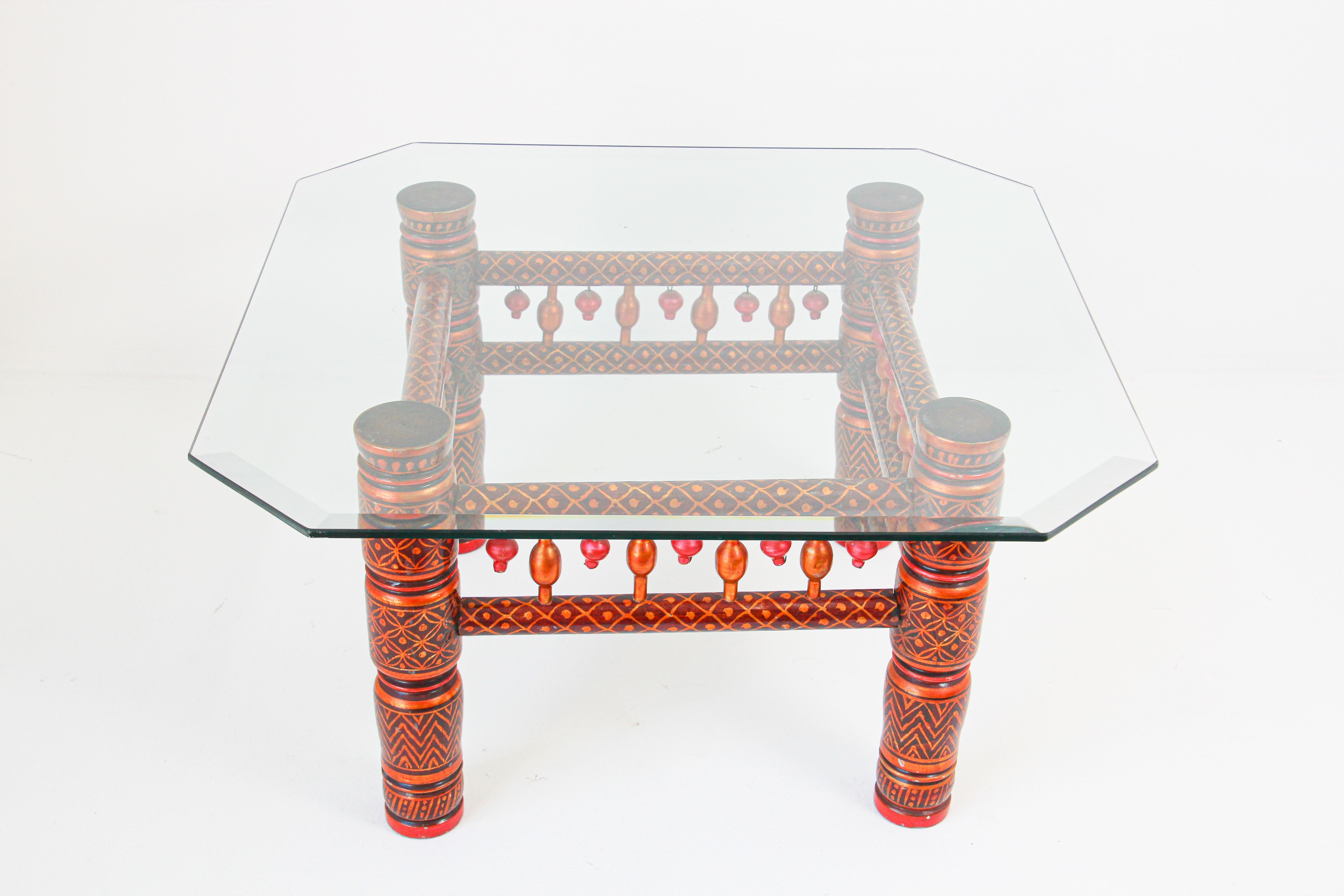 Mesa de centro roja rajastaní con tapa de cristal, India Raj británico en venta