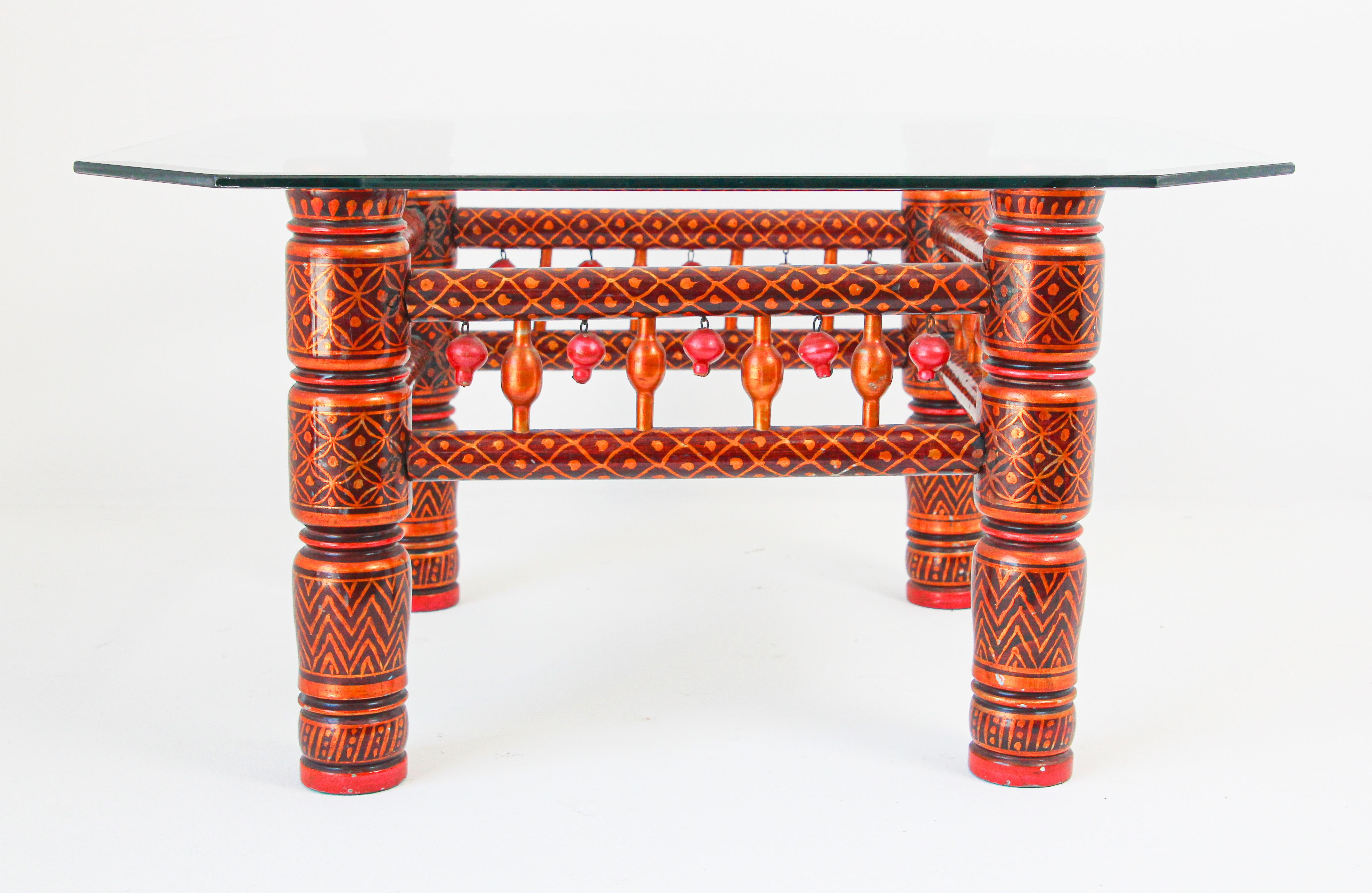 Mesa de centro roja rajastaní con tapa de cristal, India Indio en venta