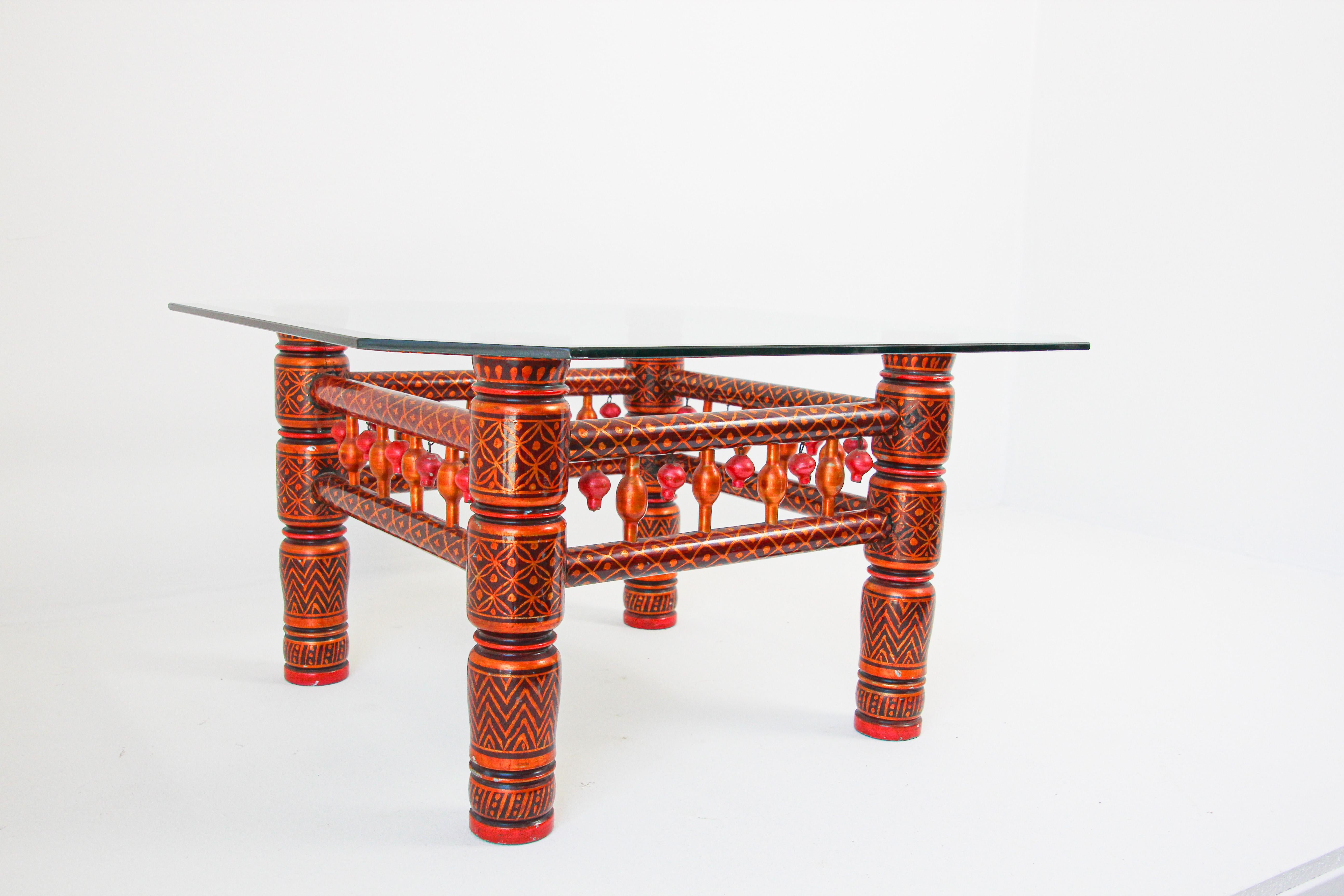 Table basse rouge Rajasthani avec plateau en verre, Inde Bon état - En vente à North Hollywood, CA