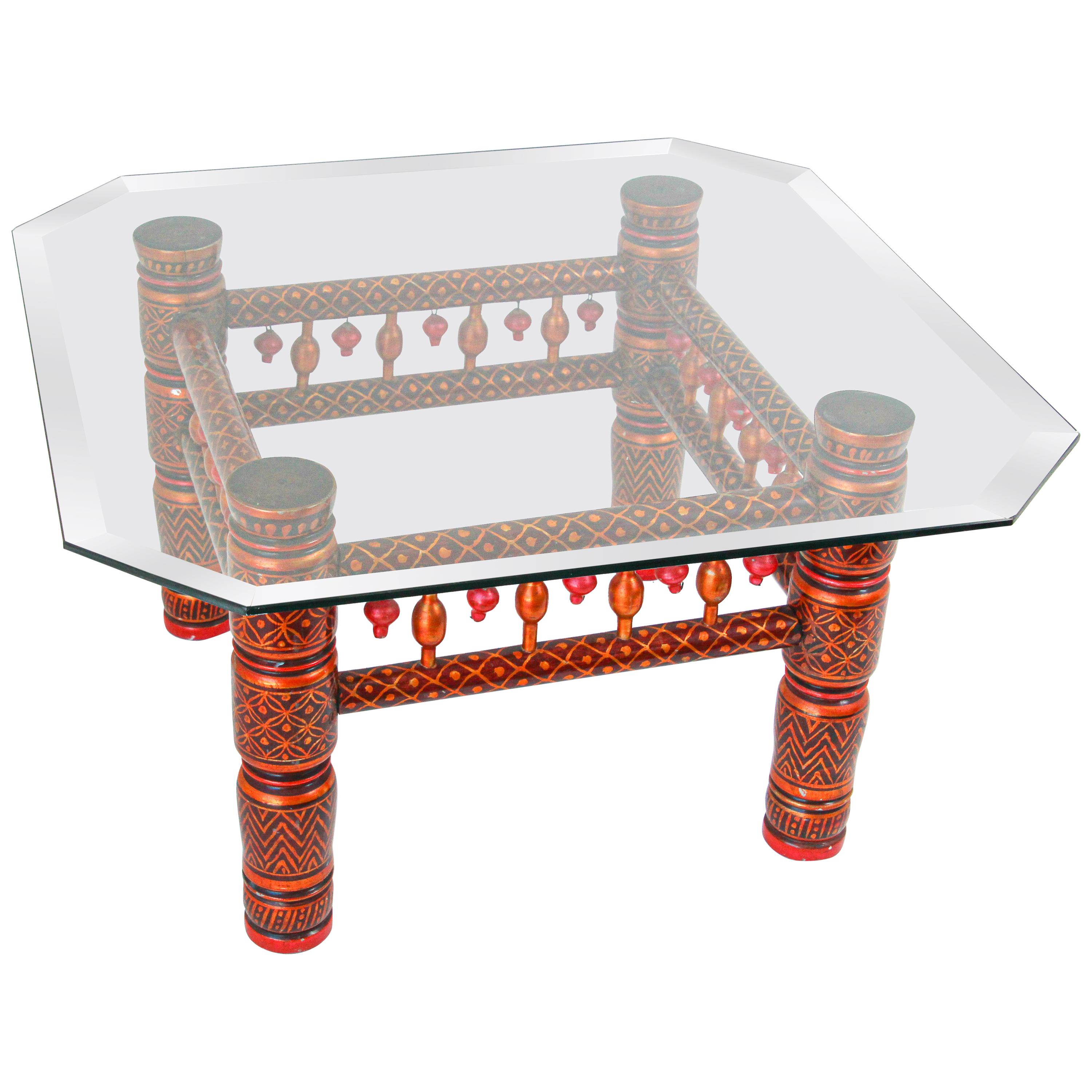 Table basse rouge Rajasthani avec plateau en verre, Inde en vente