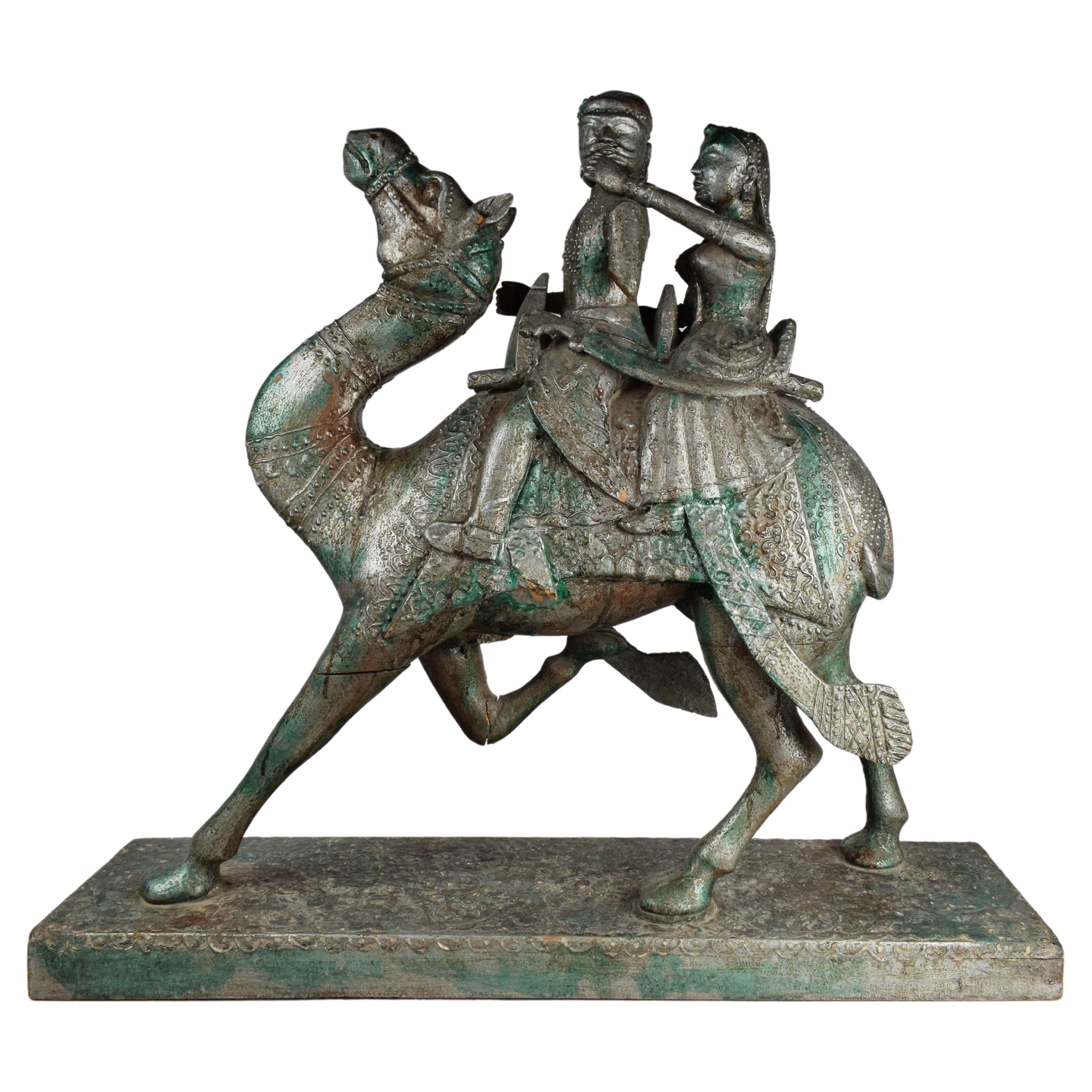 Rajasthani-Holzpaar beim Reiten einer Kamel,  20. Jahrhundert
