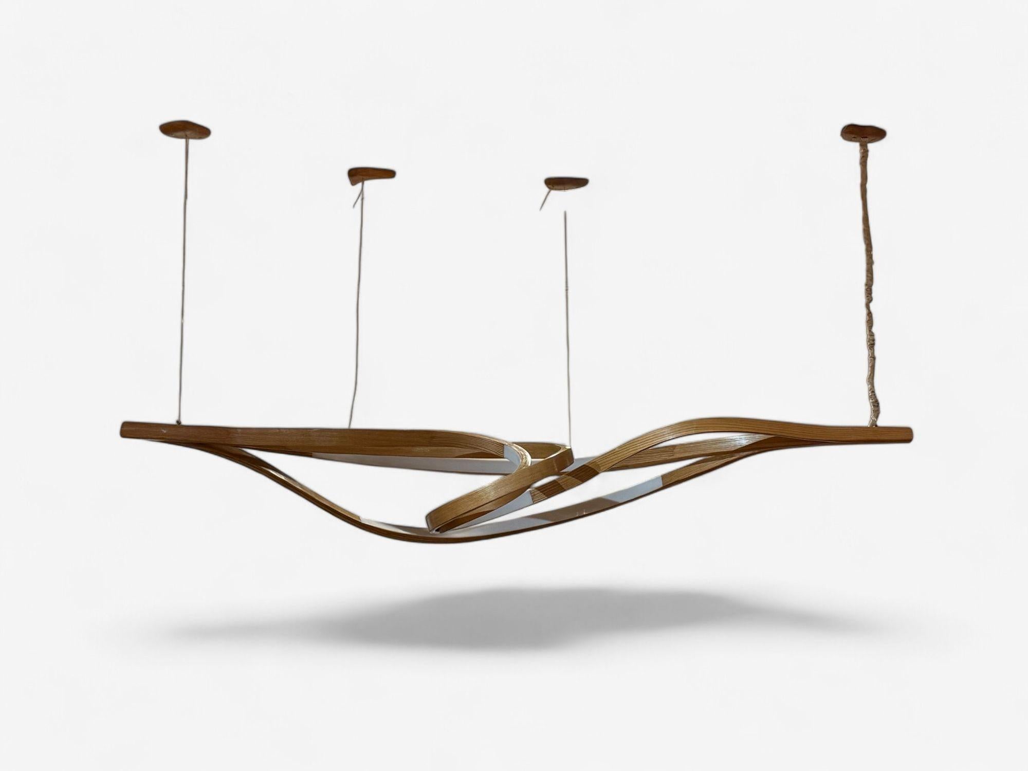 Raka Studio, Lustre sculptural contemporain, organique et moderne, bois de bœuf, LED, 21 C.

Grand lustre suspendu en édition limitée conçu et produit par Raka Studio. Cette œuvre présente du frêne et du bois courbé laqué, sculpté et sculpté avec