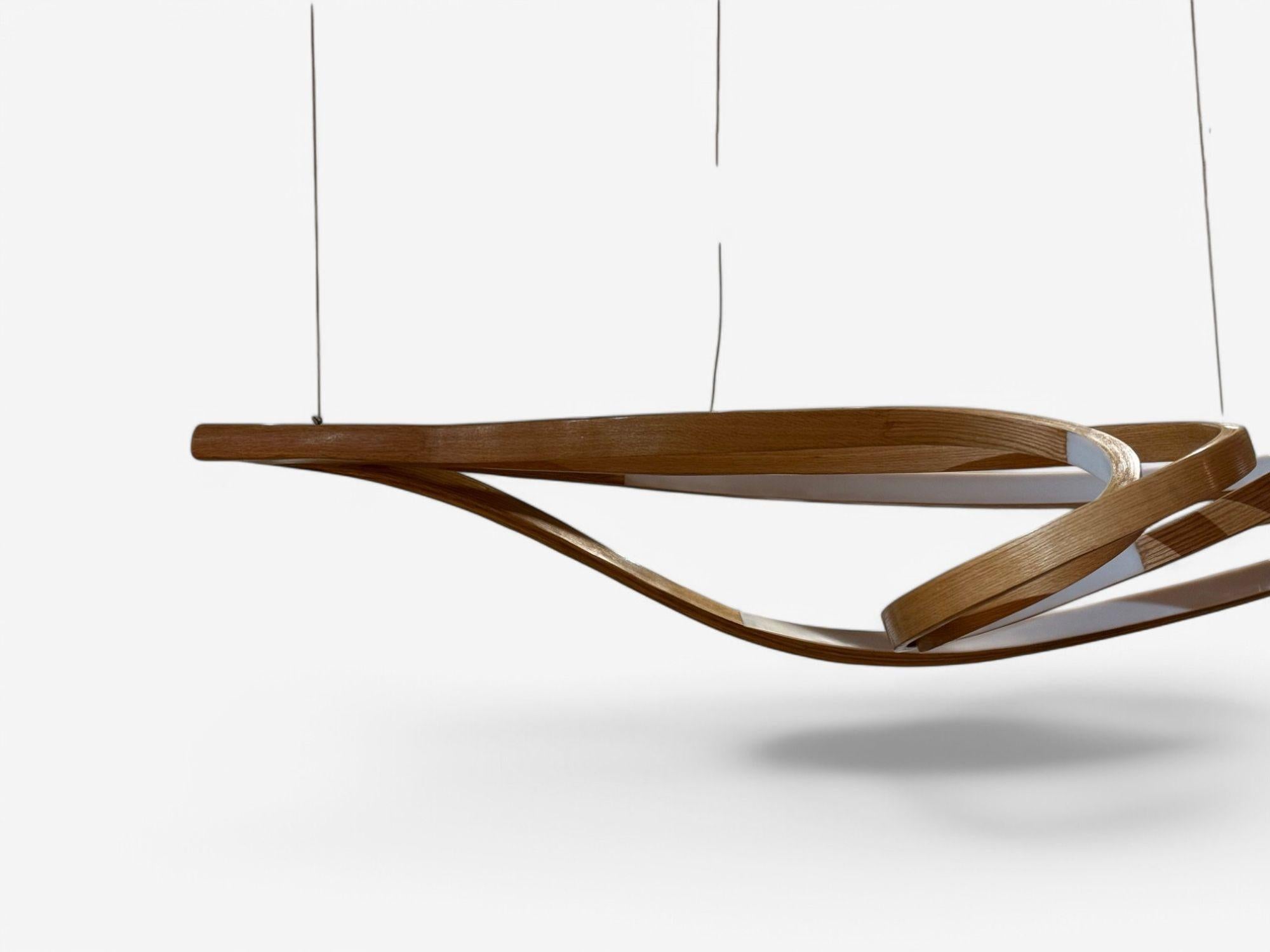 Pakistanais Raka Studio, Lustre contemporain, Organic Modern, Bentwood, LED, 21st C.