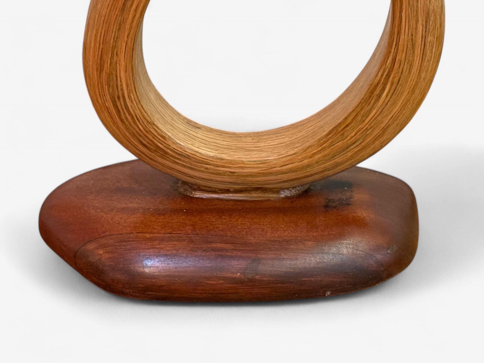 Raka Studio, Zeitgenössisch, Organisch Modern, Blumen-Tischlampe, Bugholz, 21. C. (21. Jahrhundert und zeitgenössisch) im Angebot
