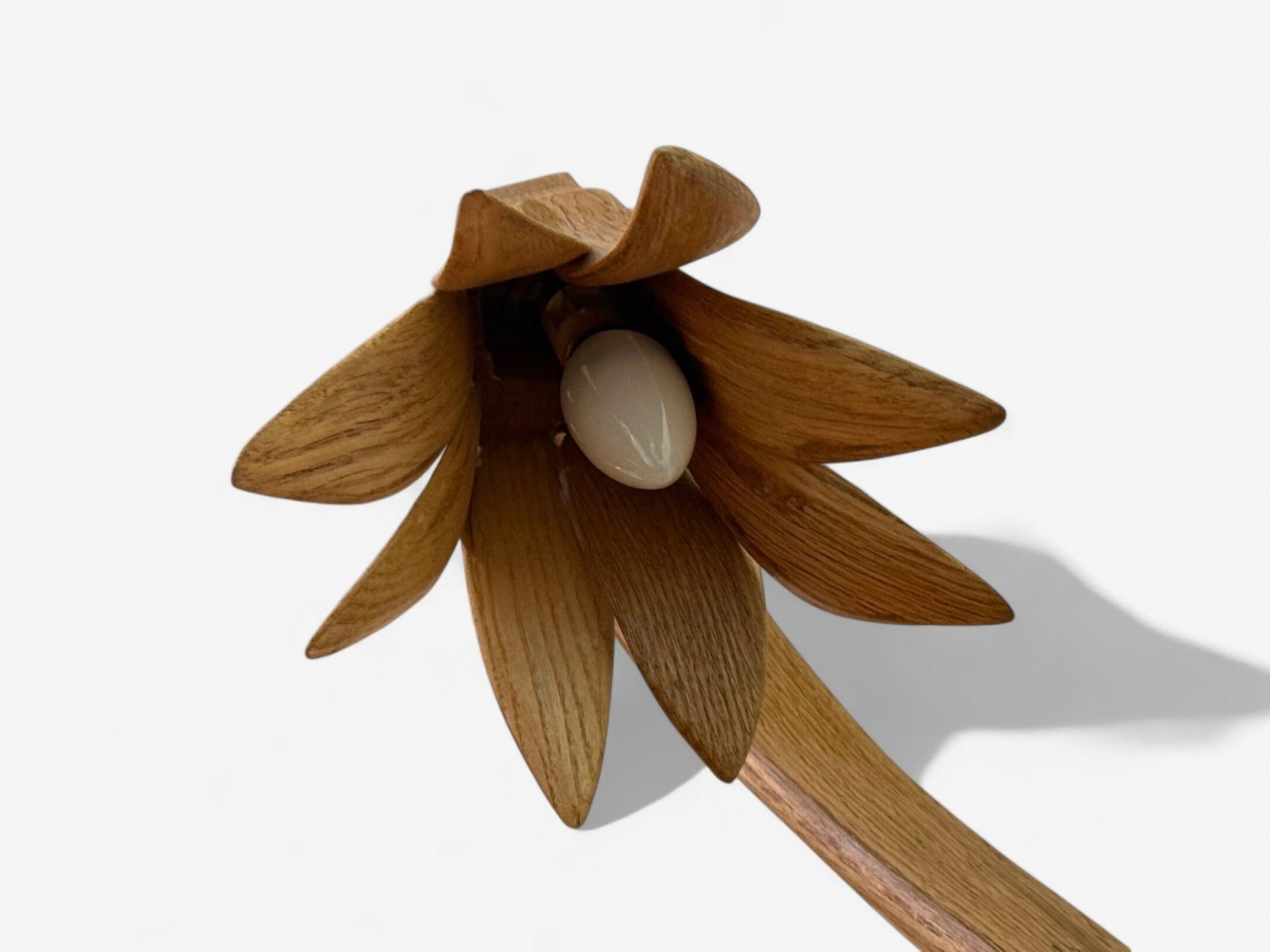 Raka Studio, Zeitgenössisch, Organisch Modern, Blumen-Tischlampe, Bugholz, 21. C. (Asche) im Angebot