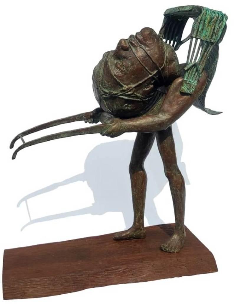 Rakesh Sadhak Figurative Sculpture – Journey-V, Figuratives Werk aus Metall und Holz des zeitgenössischen indischen Künstlers „In Stock“