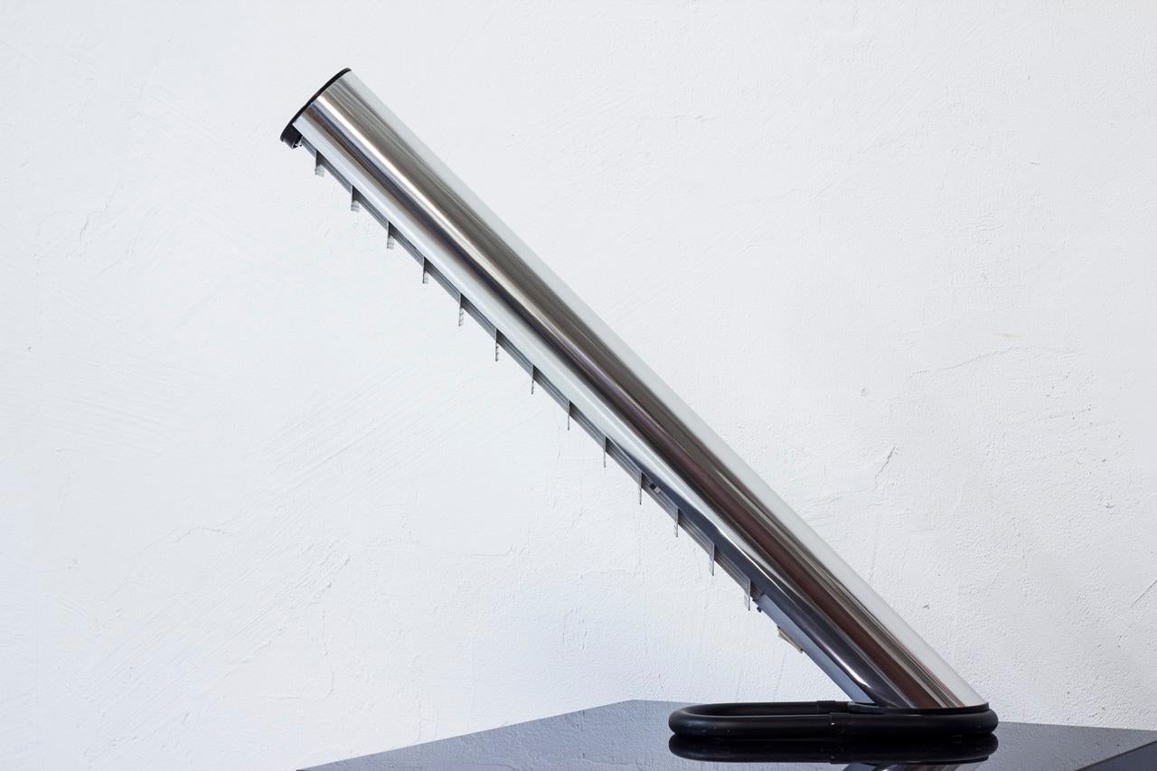 “Raket” tube desk lamp designed by Göran Pehrson in 1978 for Ateljé Lyktan in Sweden. 
An extruded aluminum tube housing one low-wattage fluorescent bulb. 
Front grid adjustable for up or down lighting.