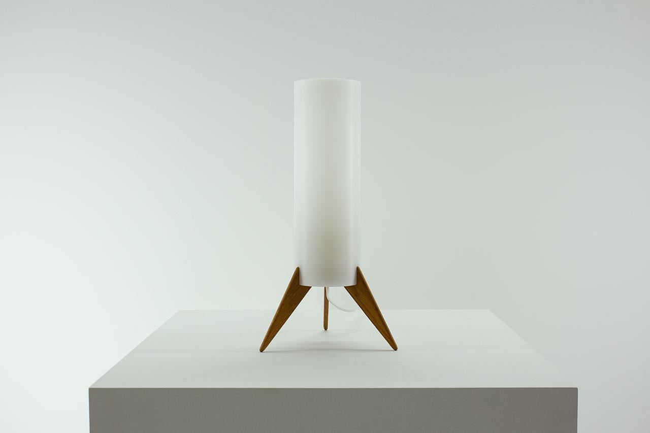 Lampe de table en forme de fusée modèle B129 conçue par Unö & Östen Kristiansson
pour leur propre entreprise Luxus.  Fabriqué à Vittsjö en Suède dans les années 1960. La lampe est composée d'une base en chêne massif et d'un diffuseur en acrylique.