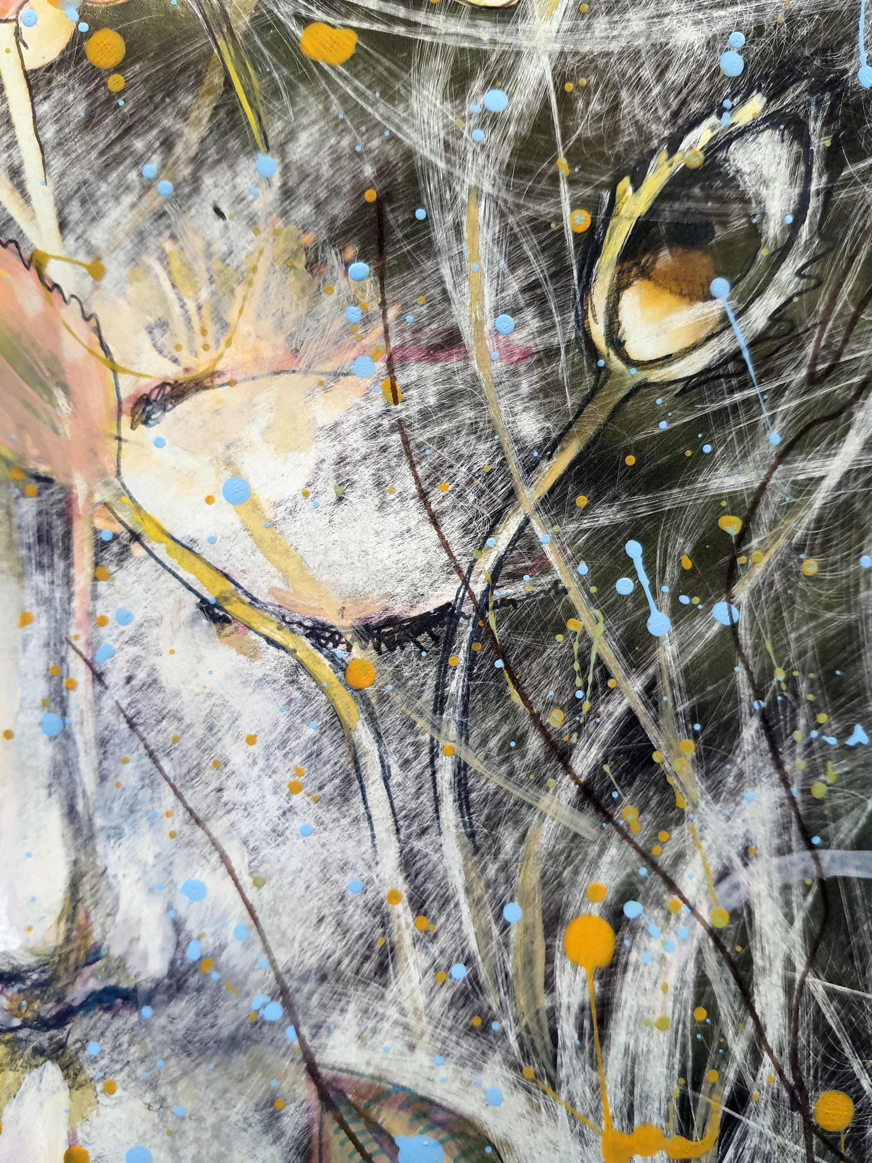 Cette œuvre d'art mêle magistralement la nature et l'émotion humaine pour créer une expérience visuelle fascinante. Dominée par un visage fantomatique, la pièce présente un visage tranquille partiellement obscurci par des plantes éthérées. De