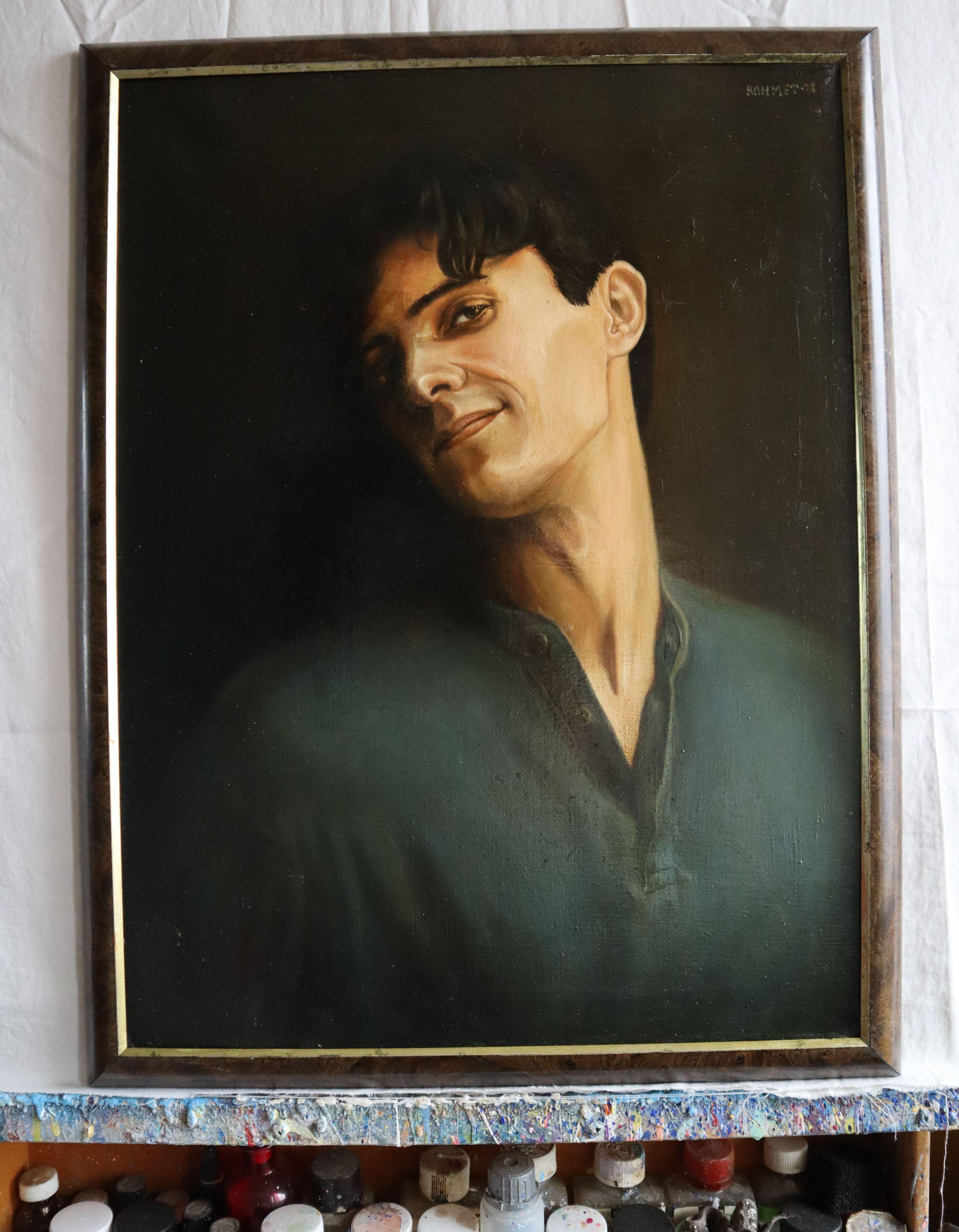 In questo dipinto a olio, ho unito il realismo a un tocco di impressionismo per catturare un momento tanto eterno quanto fugace. Lo sguardo gentile del soggetto emana una calda serenità. Il suo sorriso timido invita all'introspezione, provocando un