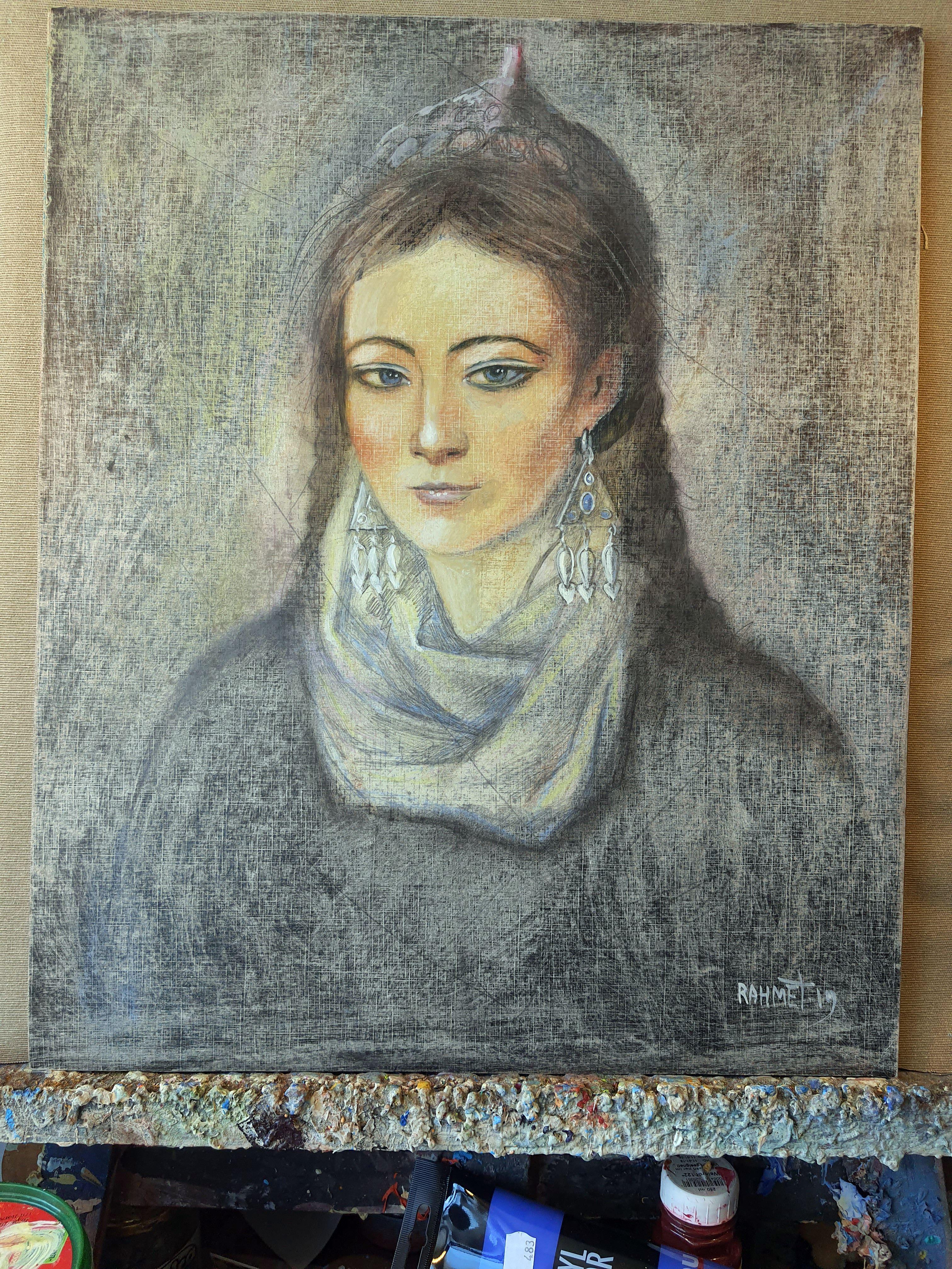 In meinen Werken verbinde ich Realismus mit surrealen Anklängen und schaffe so eine harmonische Mischung, die sowohl die physische als auch die emotionale Essenz meines Motivs einfängt. Ich verwende Pastellkreide und Bleistift, um den Gesichtern