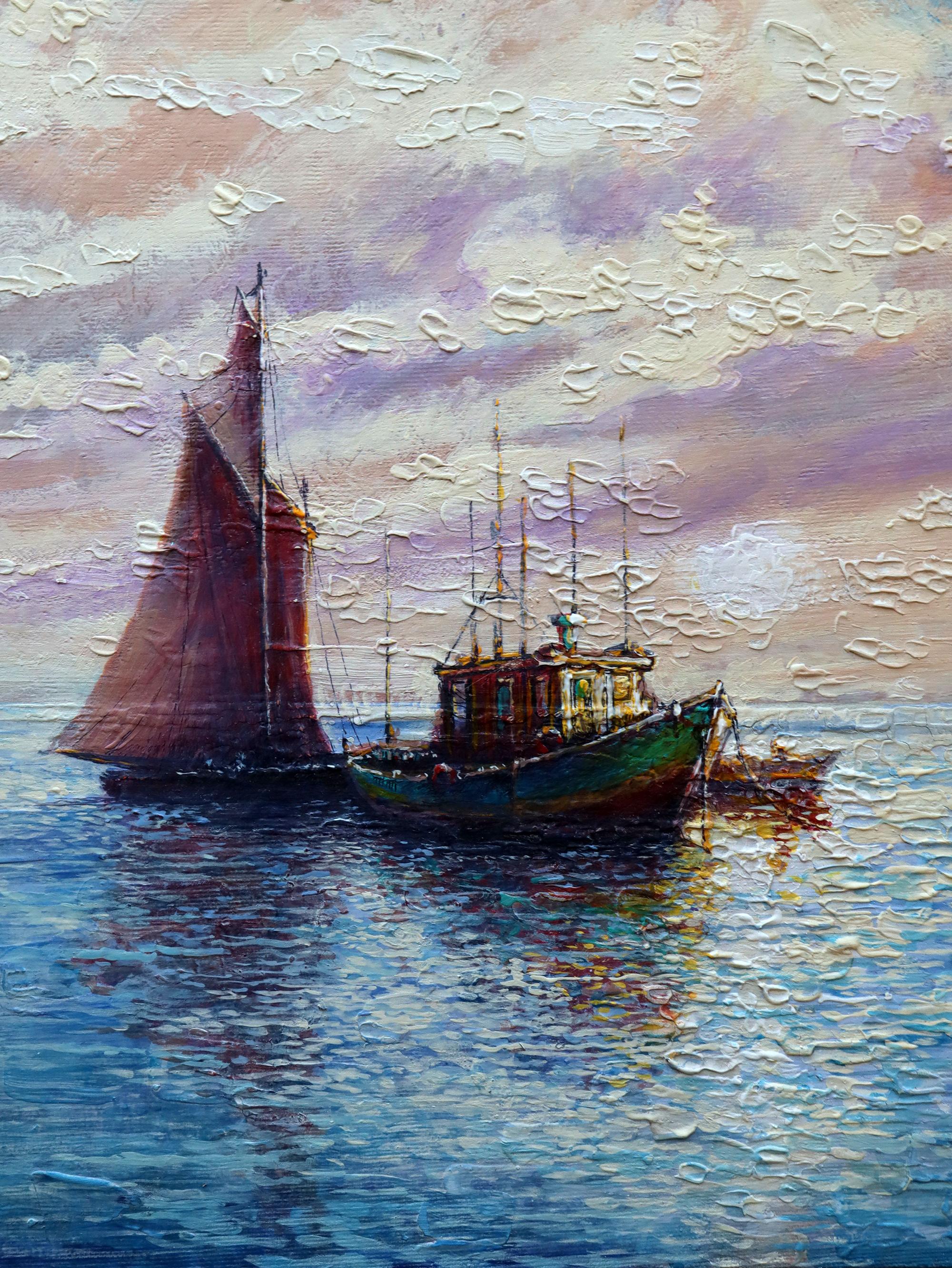 Mit diesem Gemälde wollte ich den heiteren und doch geheimnisvollen Tanz des Lichts auf dem Meer einfangen und die alte Anmut des Segelboots dem robusten Charme des Fischerboots gegenüberstellen. Ich habe sowohl Acryl als auch Öl verwendet, um die