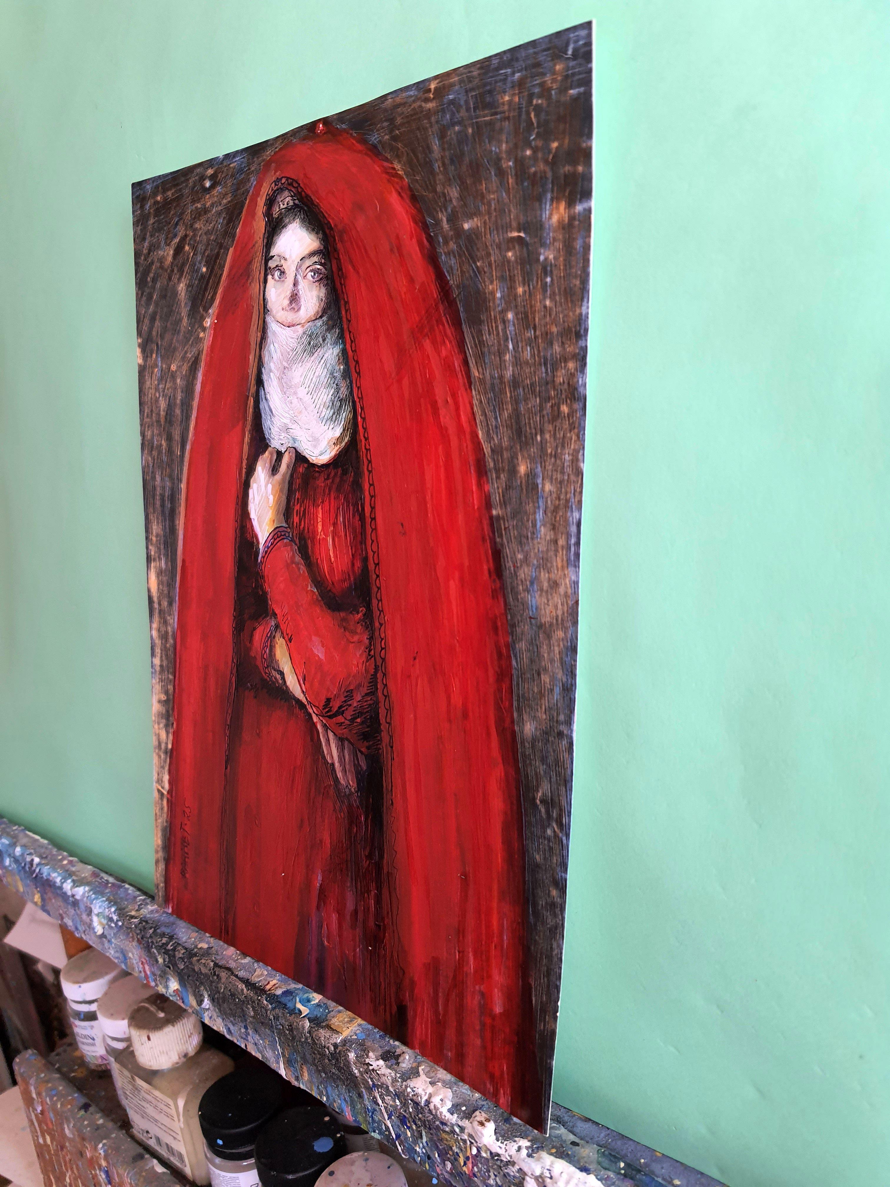 Dieses Kunstwerk zeigt eine markante Figur, die in einen leuchtend roten Mantel gehüllt ist und sofort die Aufmerksamkeit auf sich zieht. Die Verwendung von tiefem Scharlachrot umhüllt das Motiv nahtlos und suggeriert Themen wie Geheimnis und Macht.