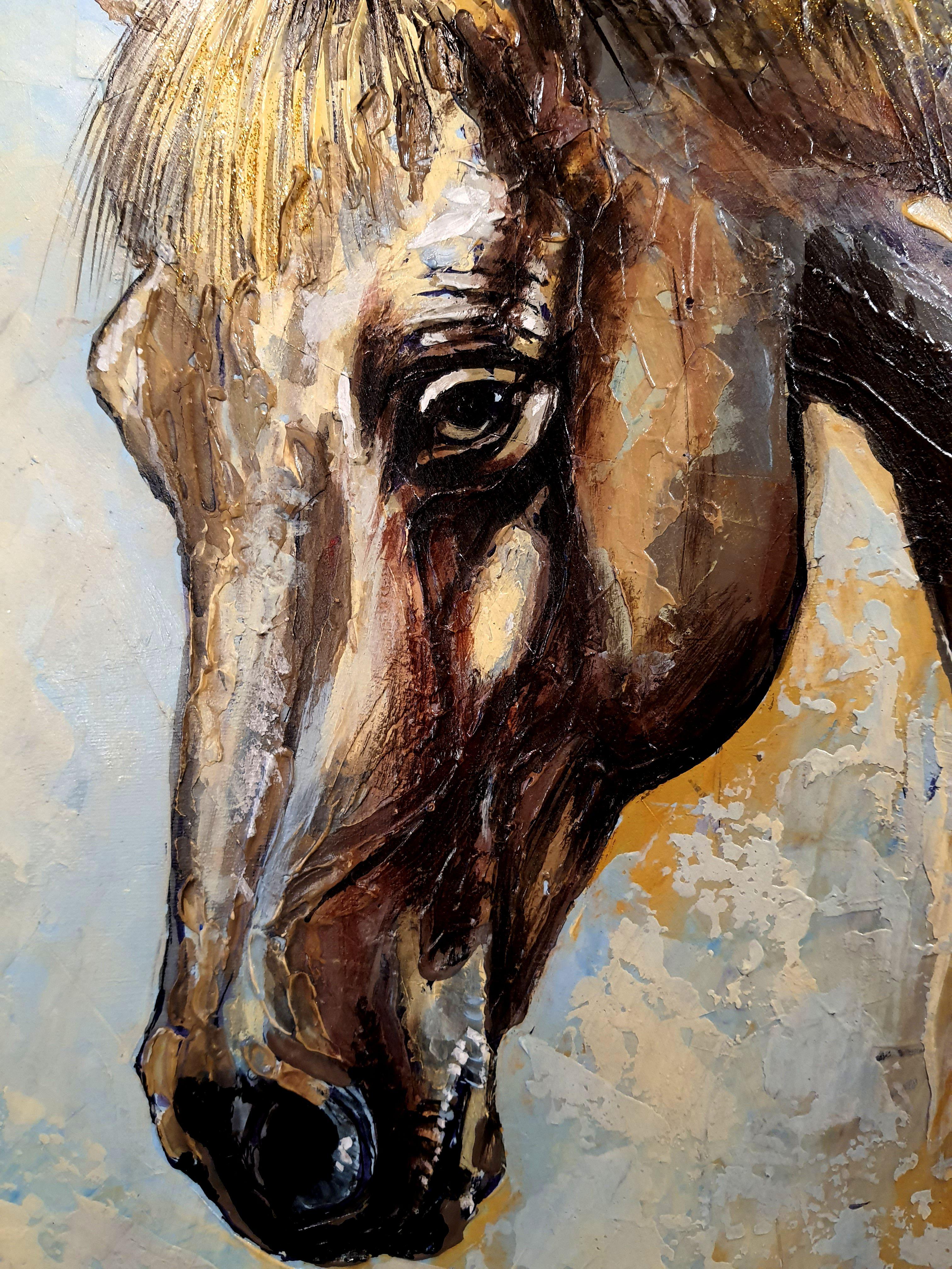 In questo dipinto ho armonizzato acrilici e oli per dare vita a una miscela armoniosa di realismo e impressionismo.
 Lo sguardo profondo del cavallo, colto in un momento di introspezione, è pensato per evocare una profonda risposta emotiva. Ho