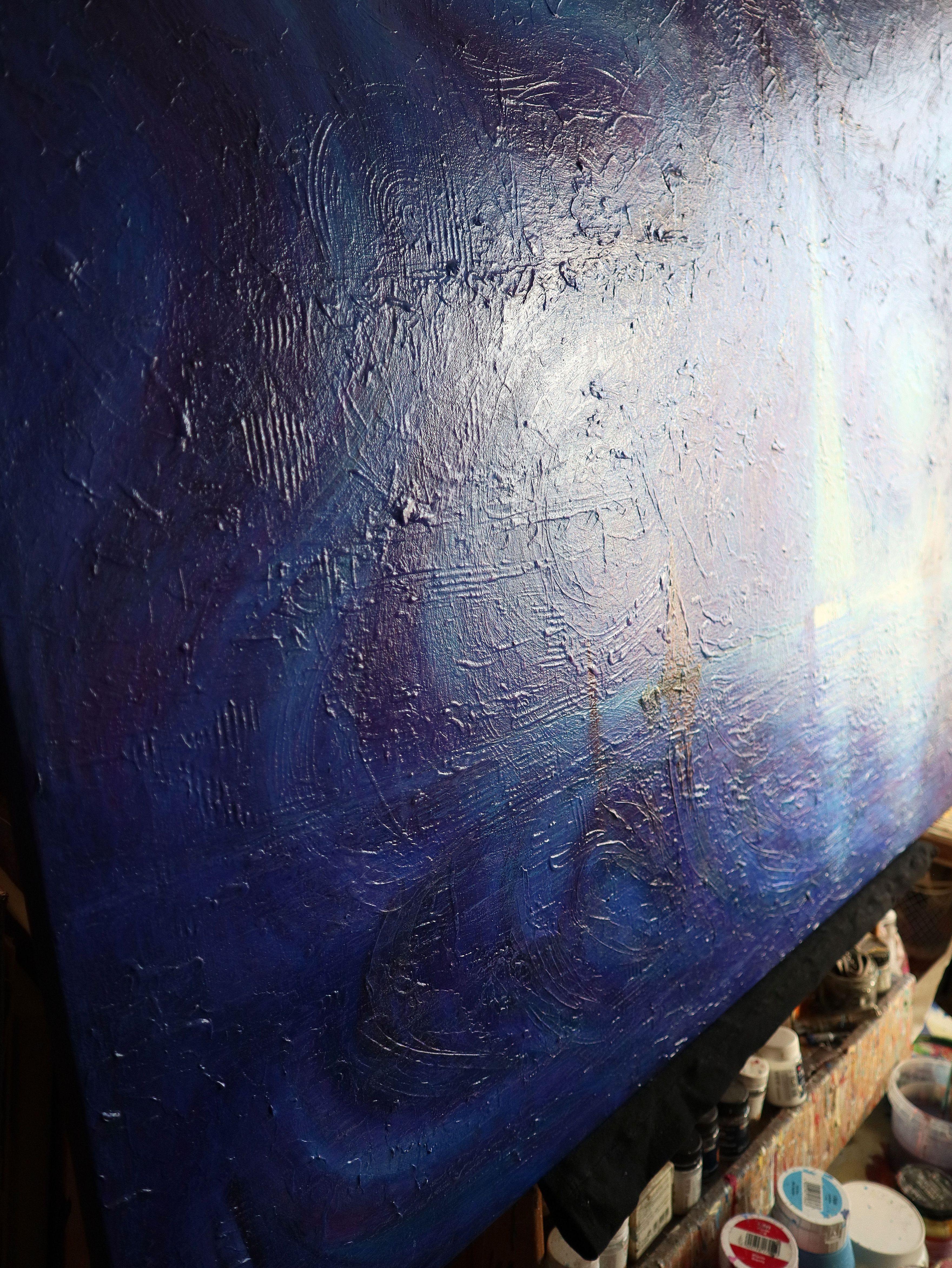 Dieses bezaubernde Kunstwerk zeigt eine mystische nächtliche Seelandschaft, in der ein Trio von Segelbooten sanft über beleuchtete Gewässer unter einem wirbelnden Sternenhimmel gleitet. Das Segelboot in der Mitte, das in einen auffälligen