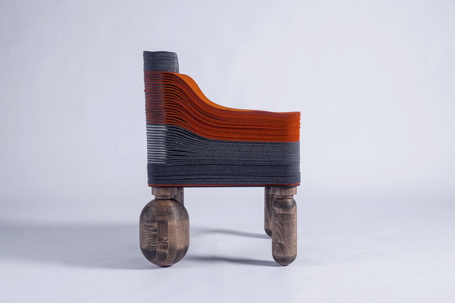 XXIe siècle et contemporain Chaise d'angle Raki C en feutre et bois de Champalimaud à Stackabl, Canada, 2021 en vente