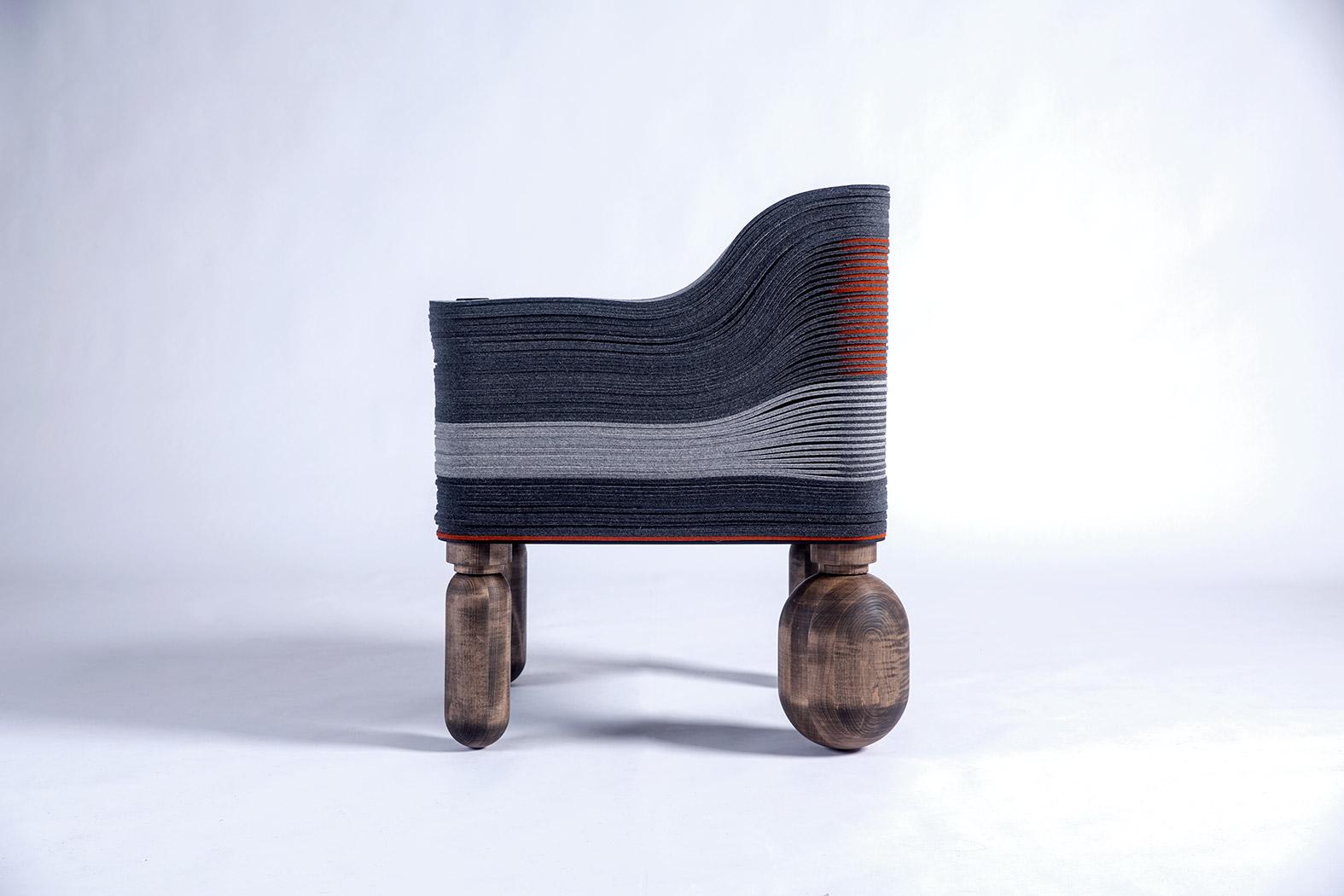 Feutre Chaise d'angle Raki, feutre et bois de Champalimaud à Stackabl, Canada, 2021 en vente