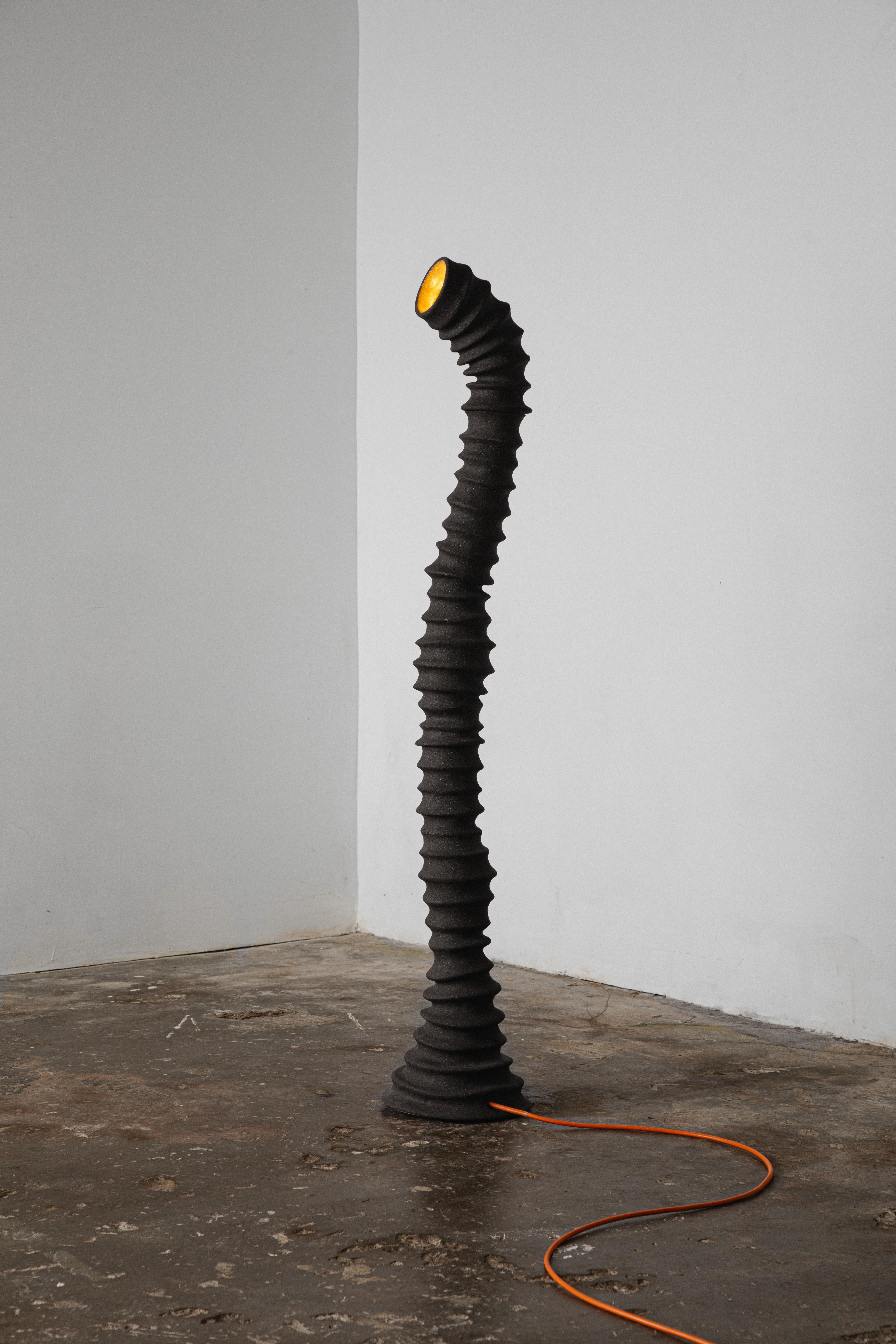 Artistics est un lampadaire sculptural en céramique conçu et fabriqué par l'artiste roumain-britannique Catalin Filip [Melo Clay]. La verticalité de la lampe évoque une tige centrale qui équilibre force et fragilité. Chaque courbe ajoutée pousse
