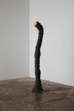 Lampada da terra Rakis in gres Vulcan nero di Catalin Filip