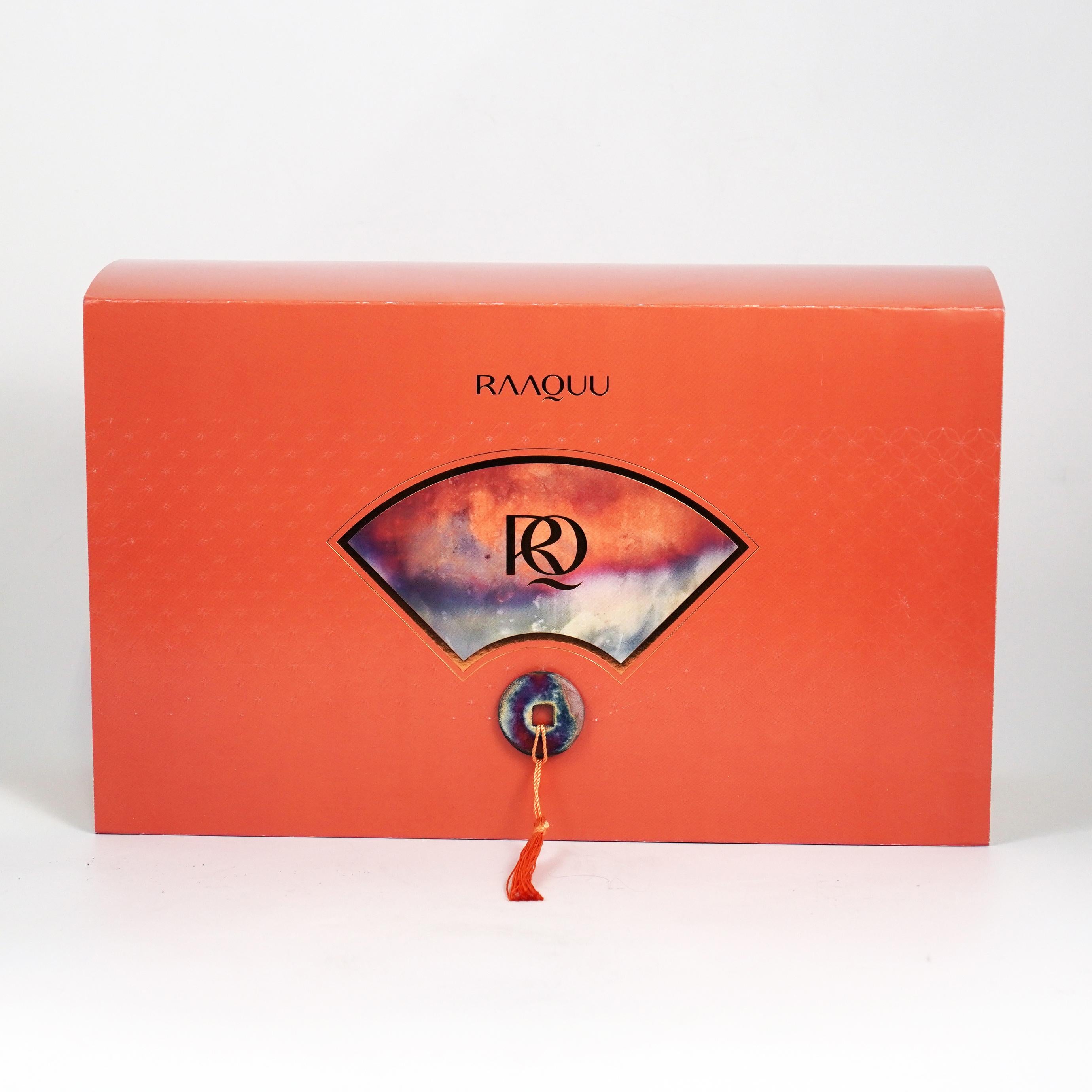 Ce coffret est accompagné de la nouvelle boîte cadeau premium RAAQUU.

Ce set contient :

1x vase Koi en poterie raku ( 6.3 inch x 3.15 inch )
1x vase Koban en poterie raku ( 7 inch x 3.15 inch )
Carte message personnalisable ( envoyer  nous un