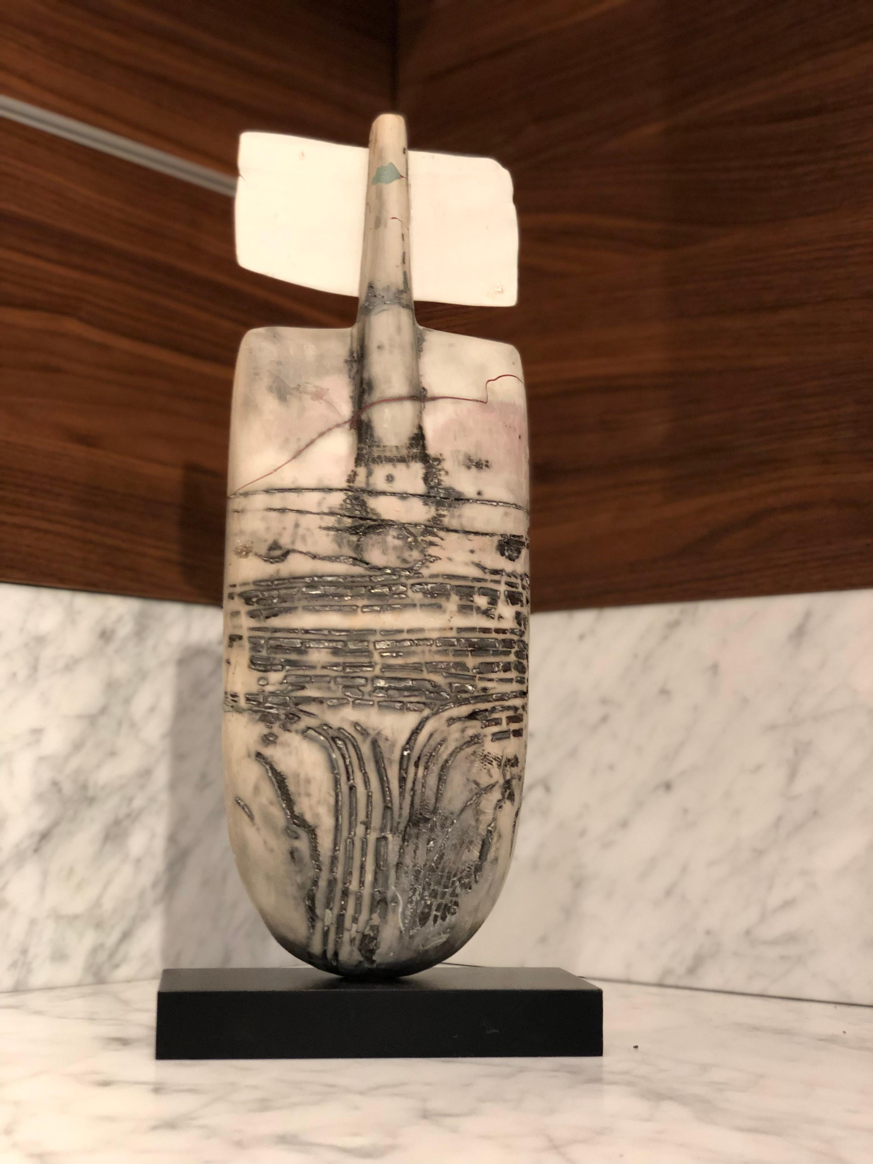 Raku-Figur:: einzigartige handgefertigte Keramik-Obelisk-Skulptur mit Porzellanflügeln 3