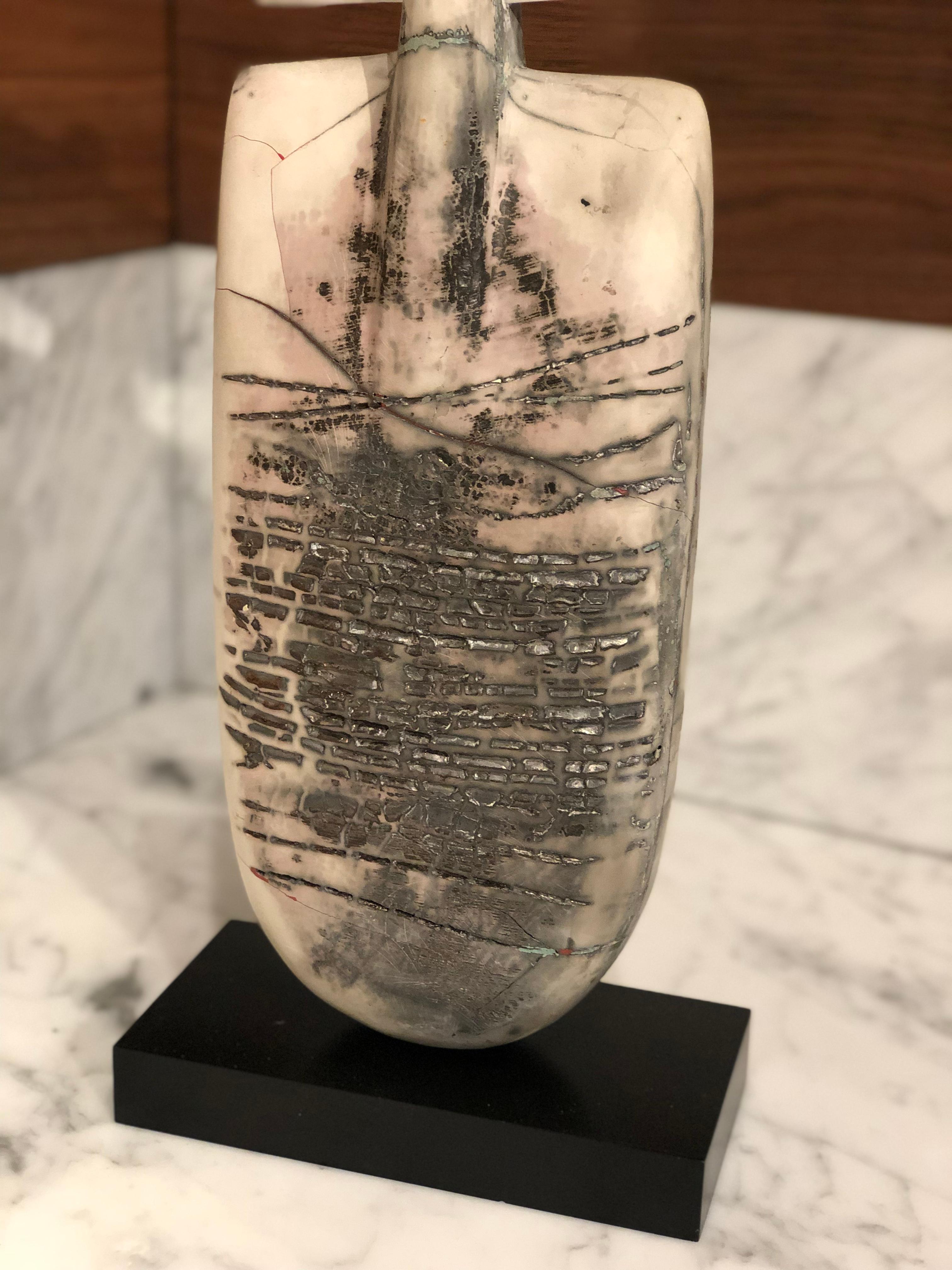 Raku-Figur:: einzigartige handgefertigte Keramik-Obelisk-Skulptur mit Porzellanflügeln 1