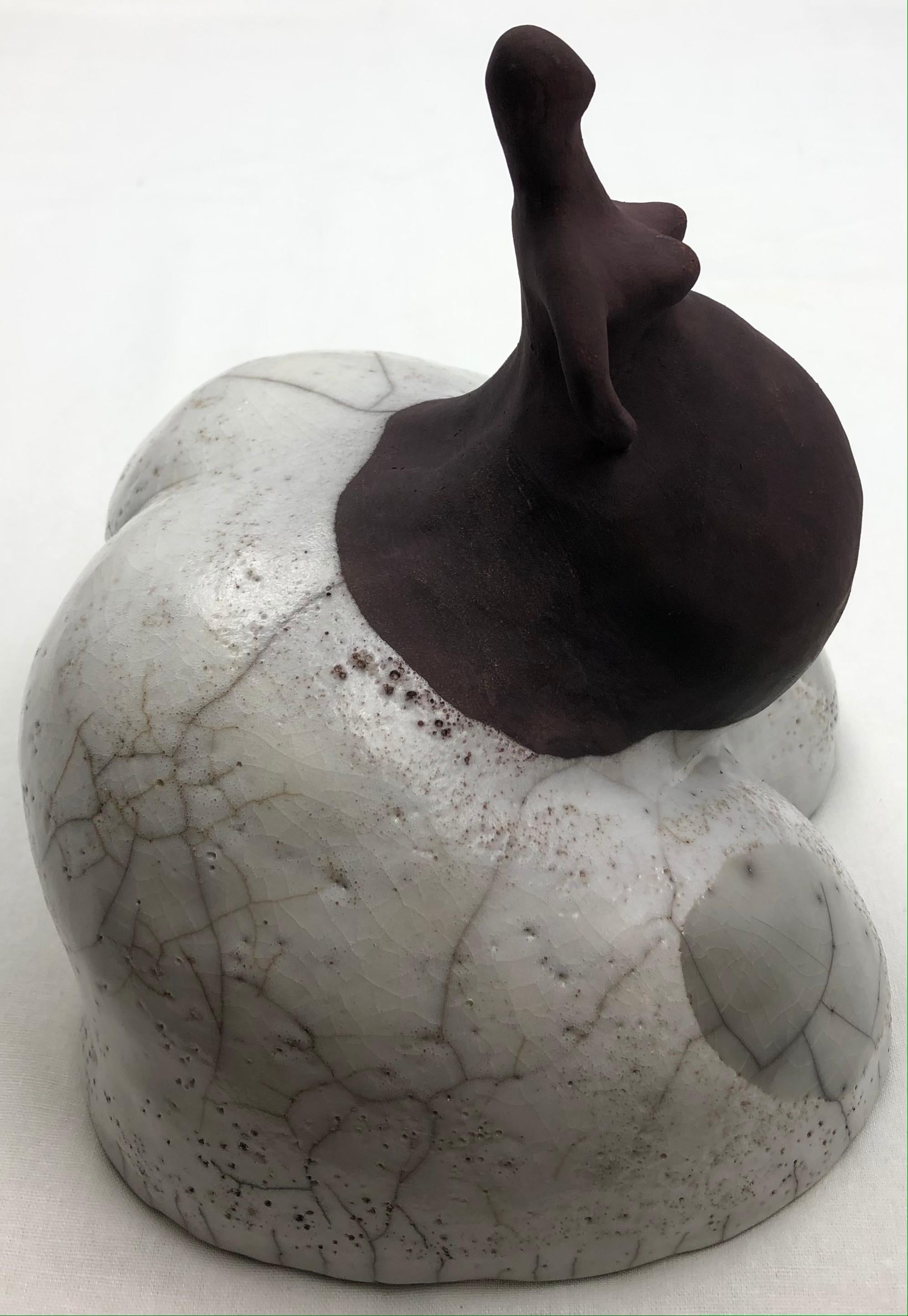 White Crackle Raku gebrannt glasierte schwangere Frau Skulptur.

Diese figurative Skulptur wurde aus einer Kombination von weißem Steingut und Porzellan hergestellt. Dadurch kann das Stück sehr schnell auf eine hohe Temperatur gebrannt werden, so