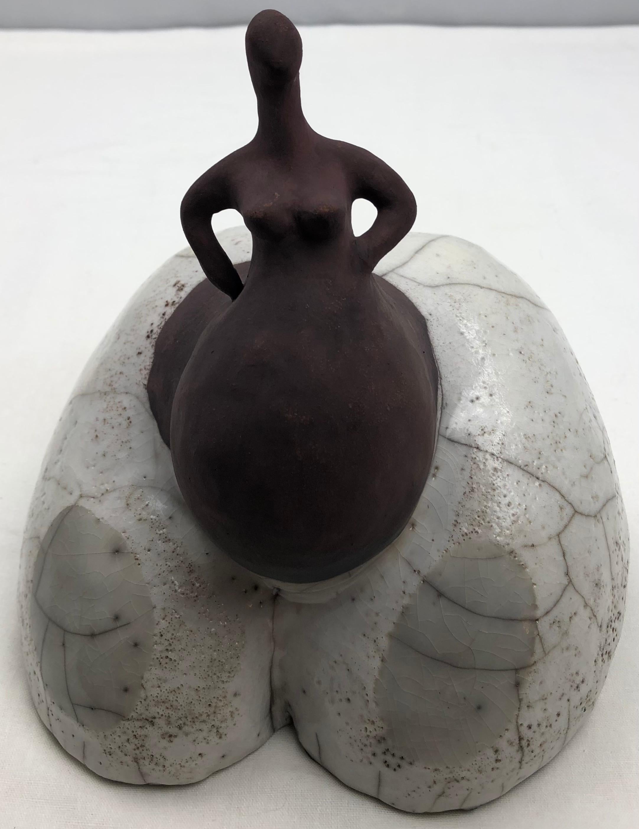 Raku Gebrannte Keramik-Skulptur einer nackten Frau (Französisch) im Angebot