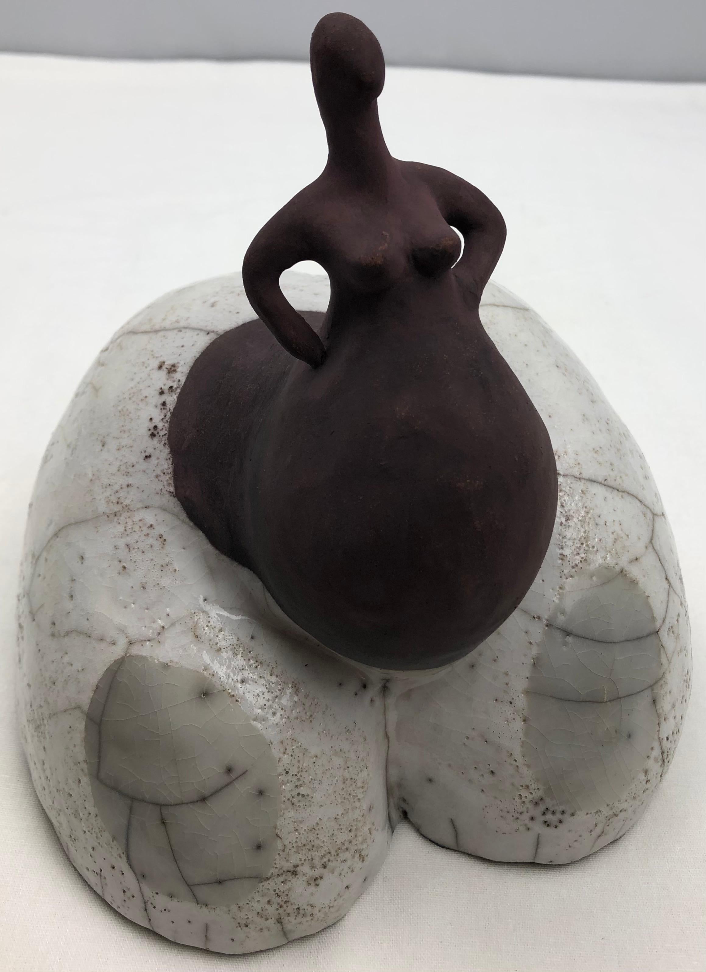 Raku Gebrannte Keramik-Skulptur einer nackten Frau (Glasiert) im Angebot
