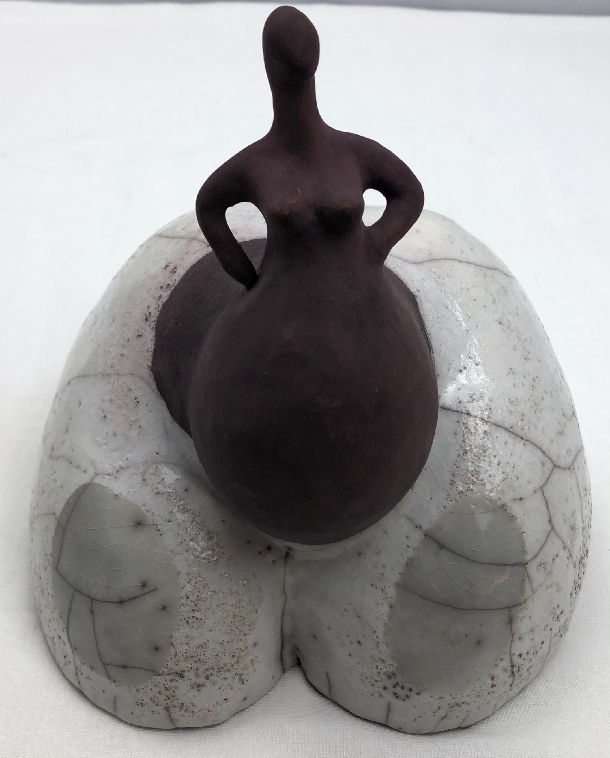 Raku Gebrannte Keramik-Skulptur einer nackten Frau im Zustand „Gut“ im Angebot in Miami, FL