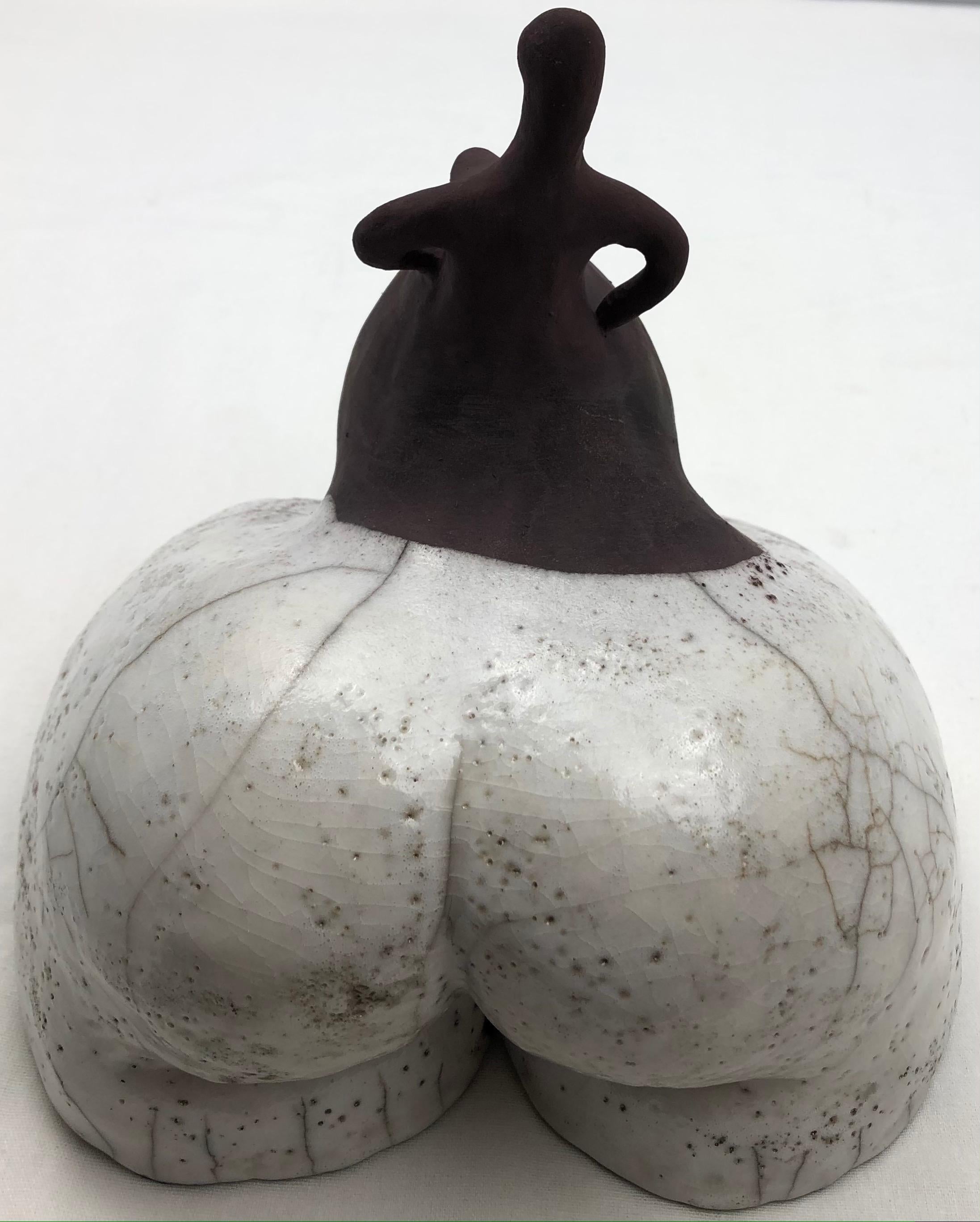 Raku Gebrannte Keramik-Skulptur einer nackten Frau im Angebot 2