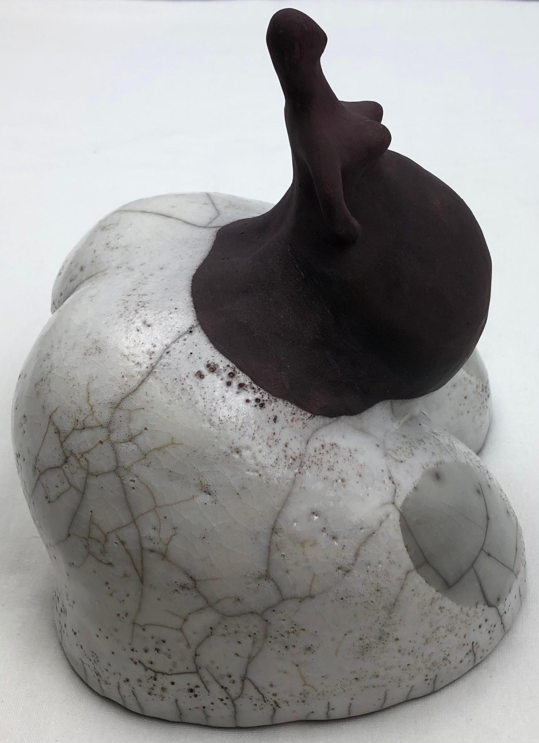 Raku Gebrannte Keramik-Skulptur einer nackten Frau im Angebot 3