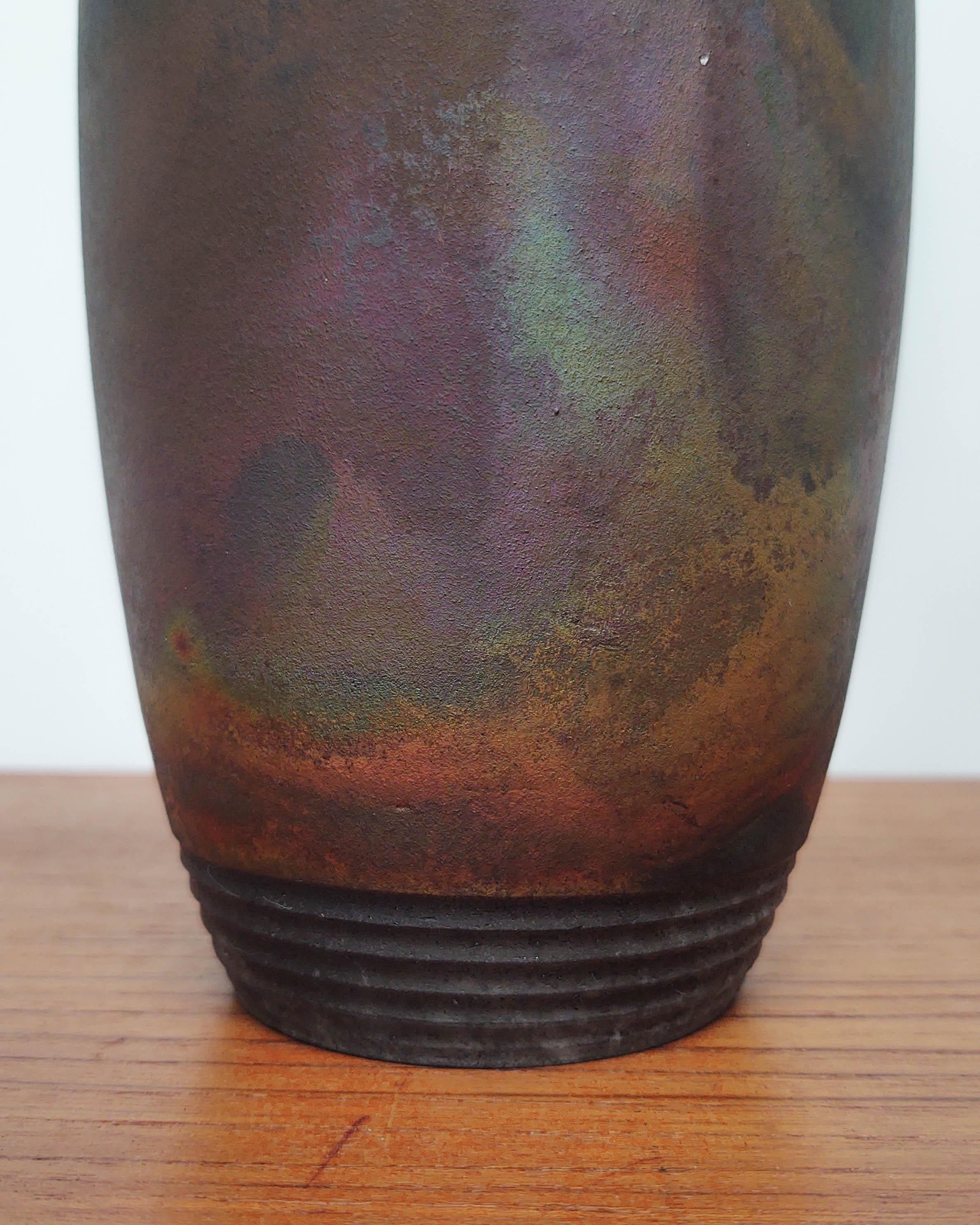 20ième siècle Vase en faïence noir mat irisé cuit au Raku en vente