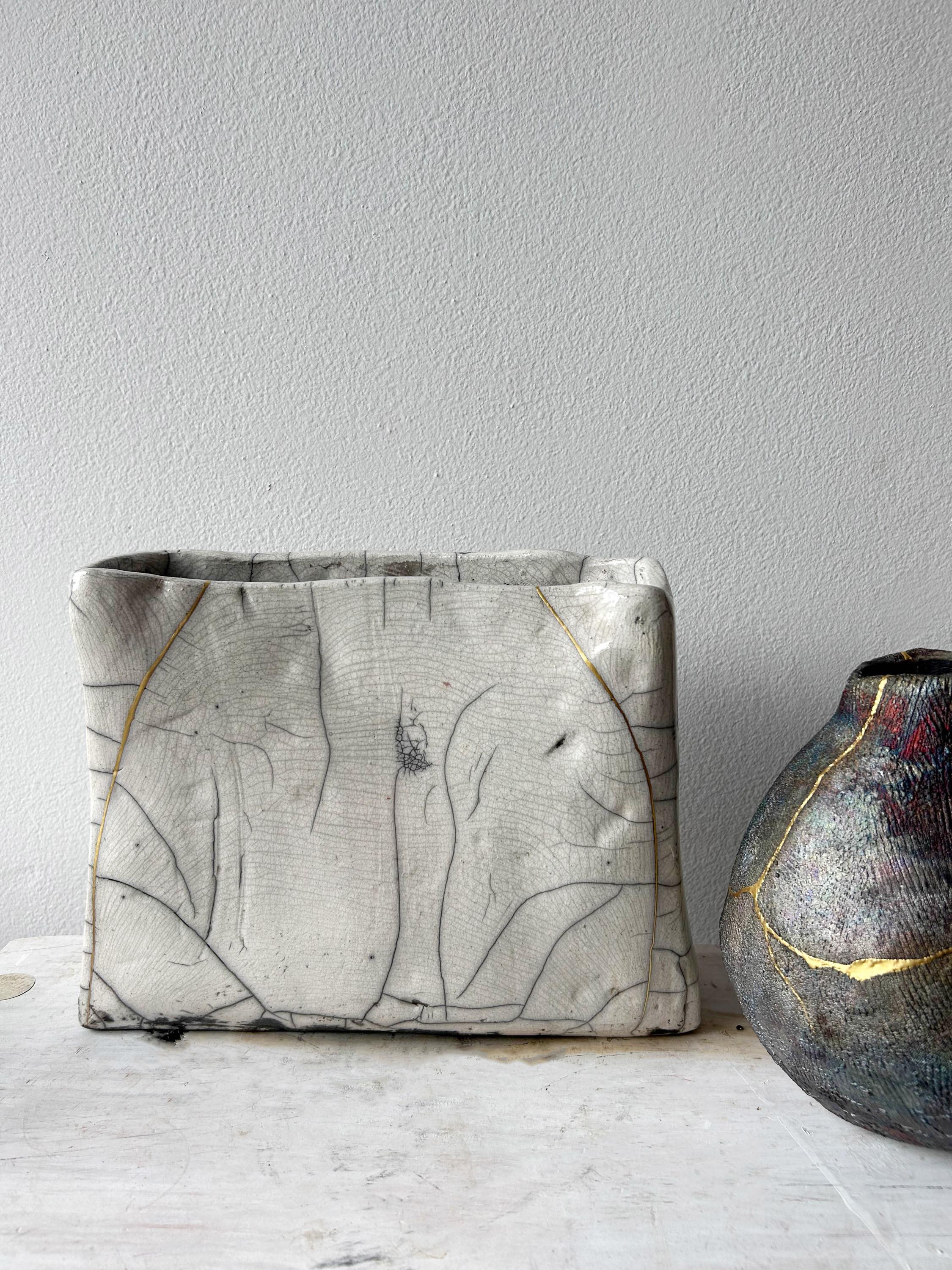 Vaso tascabile cotto al raku con riparazione Kintsugi in oro 24 carati in vendita 2