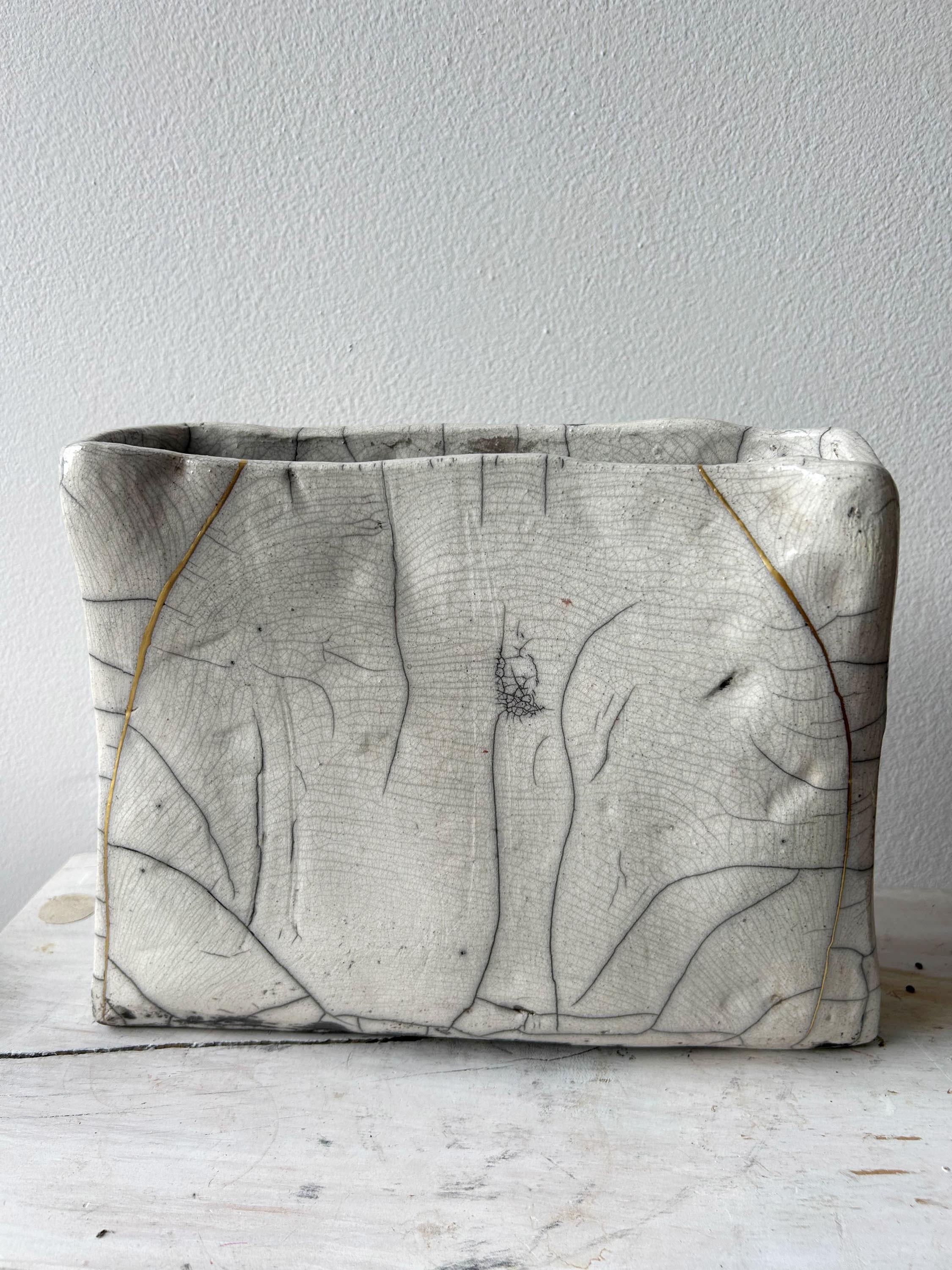 Vaso tascabile cotto al raku con riparazione Kintsugi in oro 24 carati in vendita 4