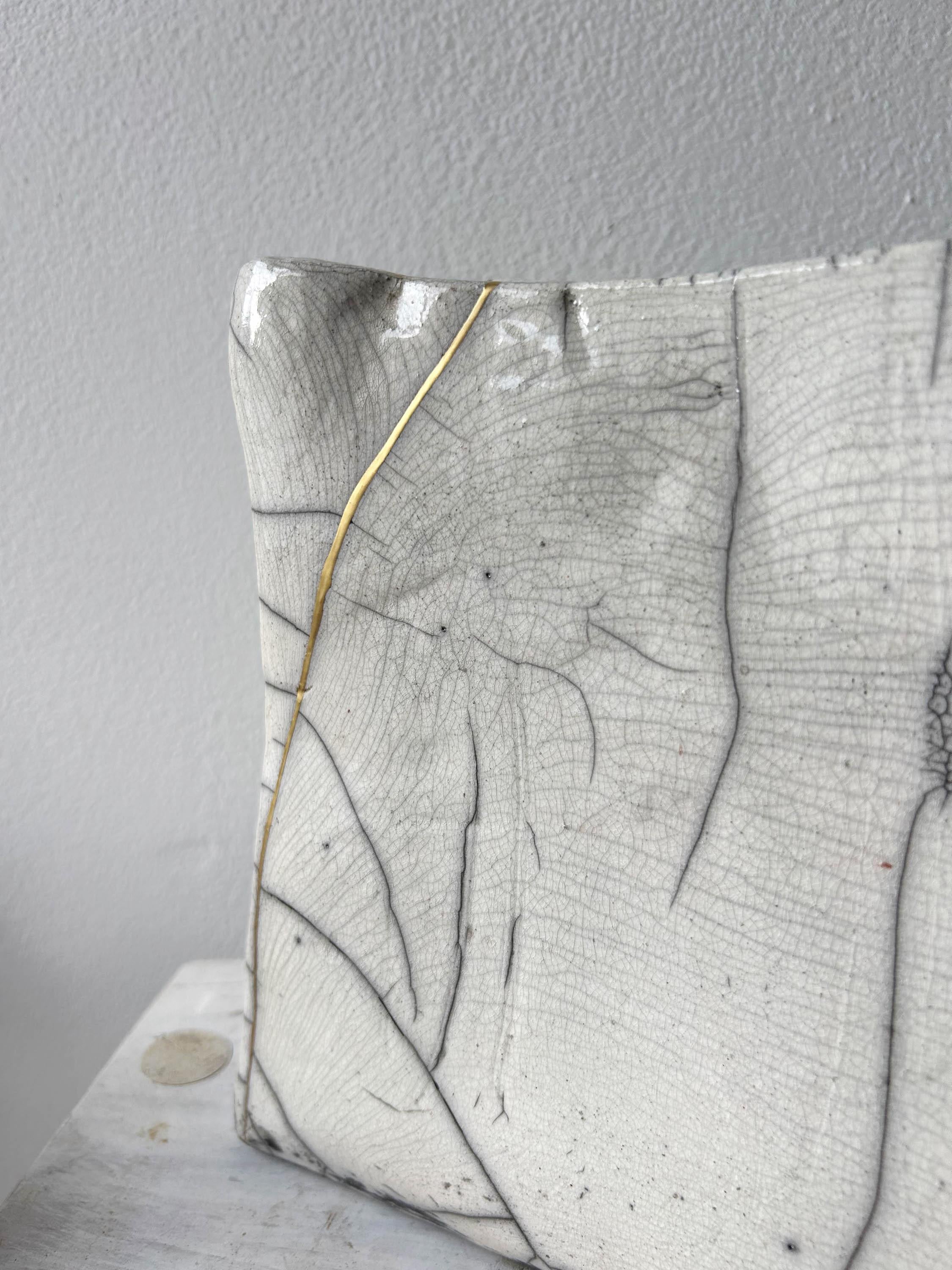 Vaso tascabile cotto al raku con riparazione Kintsugi in oro 24 carati In condizioni Nuovo in vendita a Brooklyn, NY