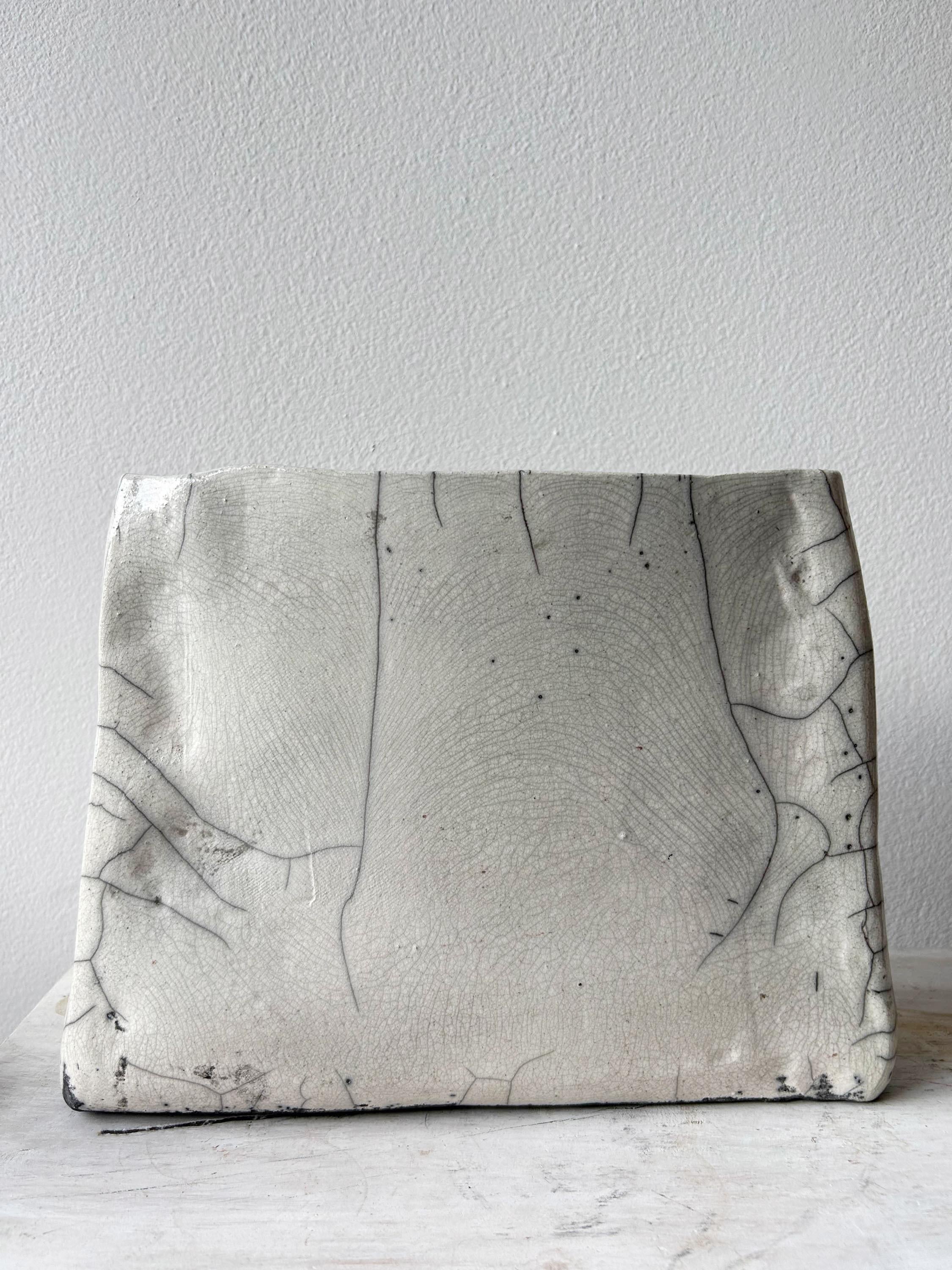Vaso tascabile cotto al raku con riparazione Kintsugi in oro 24 carati in vendita 1