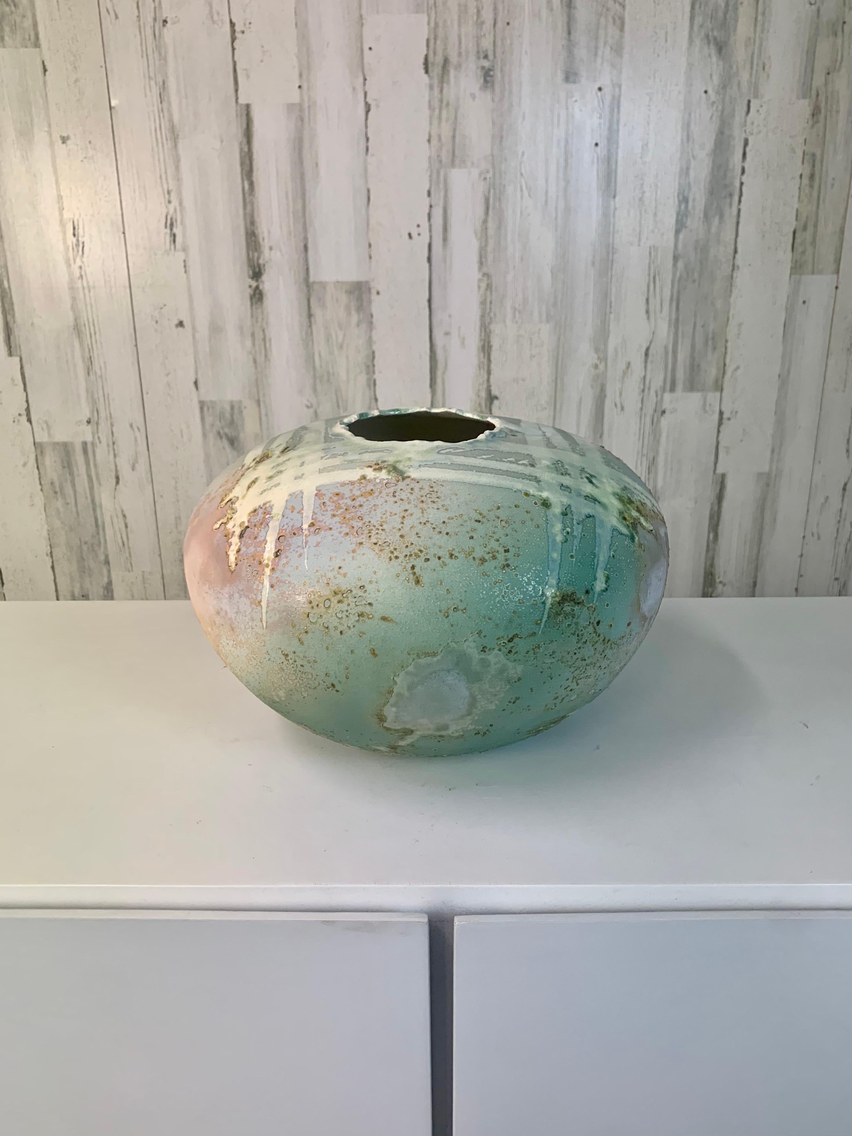 Le style particulier de poterie raku d'Evan produit des glaçures cuites et brûlées intéressantes, à la fois brillantes et mates, qui imitent la patine, l'oxydation et le vert-de-gris, signées et étiquetées.