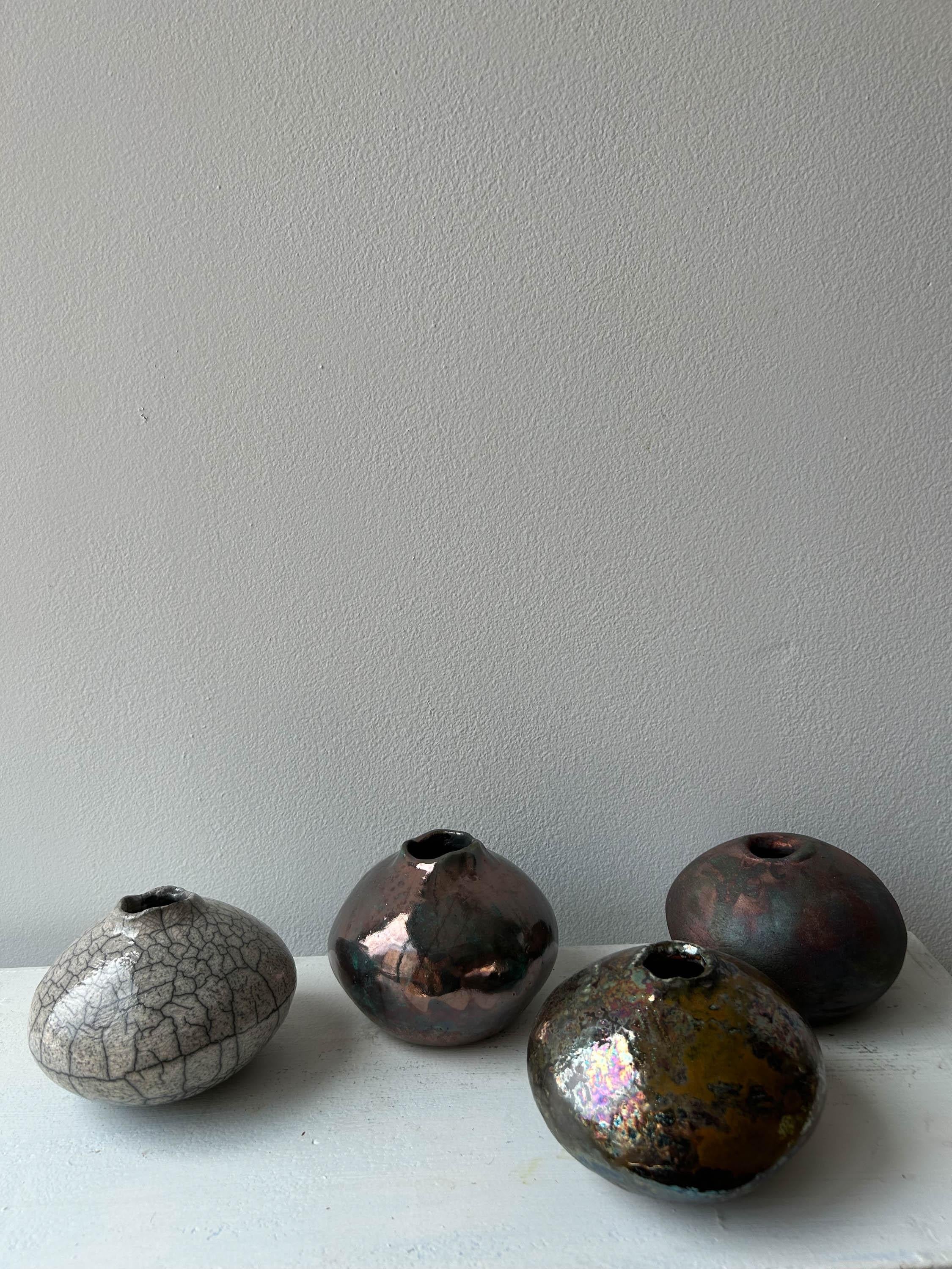 Organique Vase à lune miniature Wabi Sabi cuit au raku